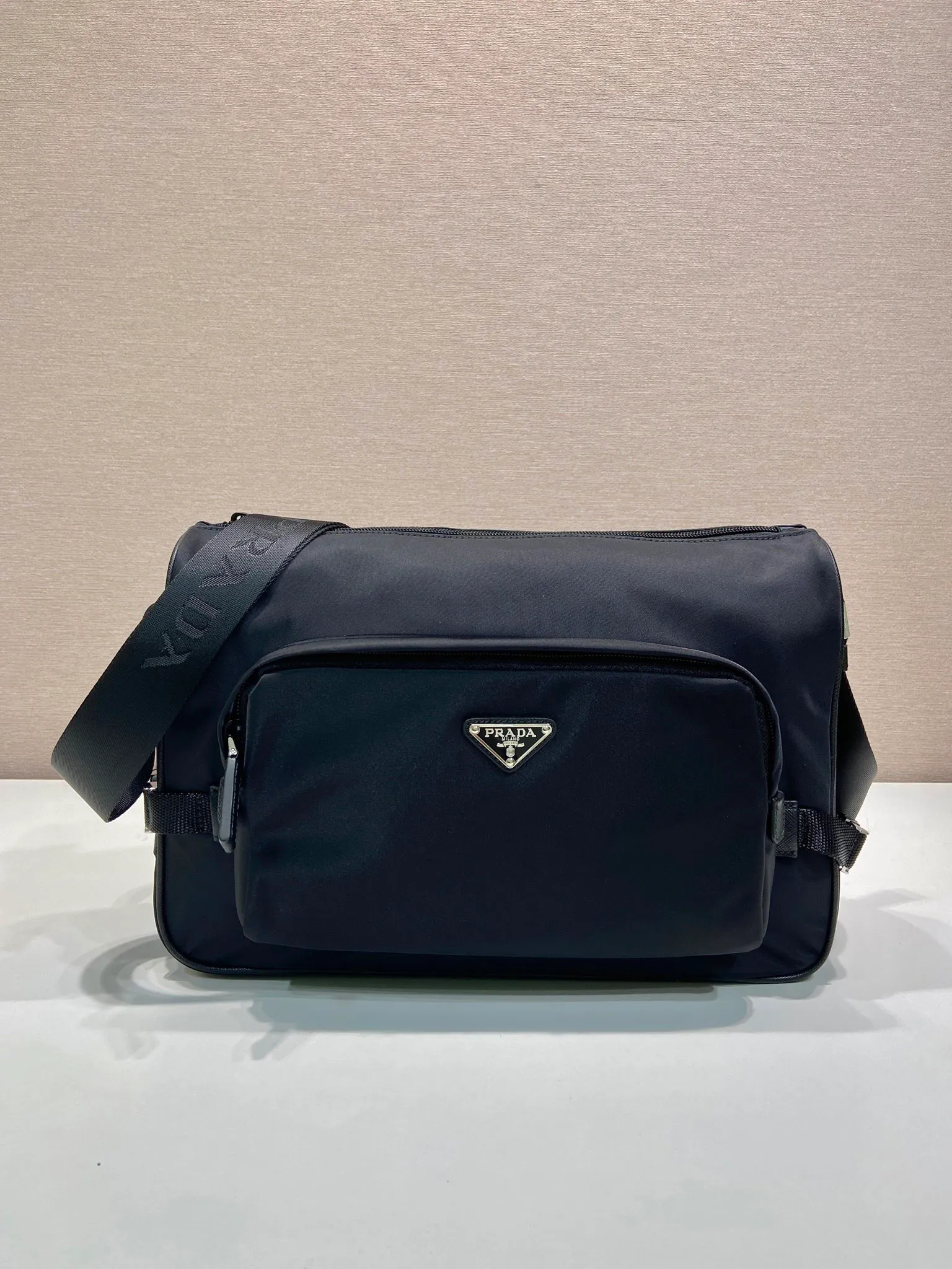 💰1120🎉New Messenger Bag🎉🎉2VH191 Large🎉🎉 The sporty functionality of this shoulder bag is defined by clean lines and practical, modern details. The body of the bag is made of innovative Re-Nylon regenerated nylon material, with Saffiano cow leather details, adding a unique and refined atmosphere. The versatile style combines iconic elements and is decorated with an enameled metal triangle logo. It has a large capacity and is a timeless hot style. Get it now🎉🎉 Length 35x Height 22x Bottom 12cm🎉🎉🎉💰💰💰