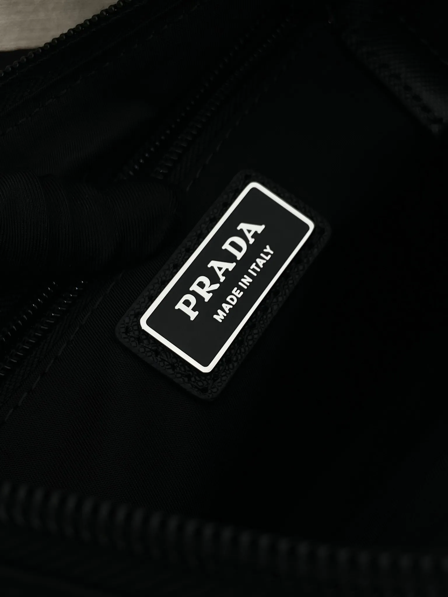 💰1120🎉New Messenger Bag🎉🎉2VH191 Large🎉🎉 The sporty functionality of this shoulder bag is defined by clean lines and practical, modern details. The body of the bag is made of innovative Re-Nylon regenerated nylon material, with Saffiano cow leather details, adding a unique and refined atmosphere. The versatile style combines iconic elements and is decorated with an enameled metal triangle logo. It has a large capacity and is a timeless hot style. Get it now🎉🎉 Length 35x Height 22x Bottom 12cm🎉🎉🎉💰💰💰