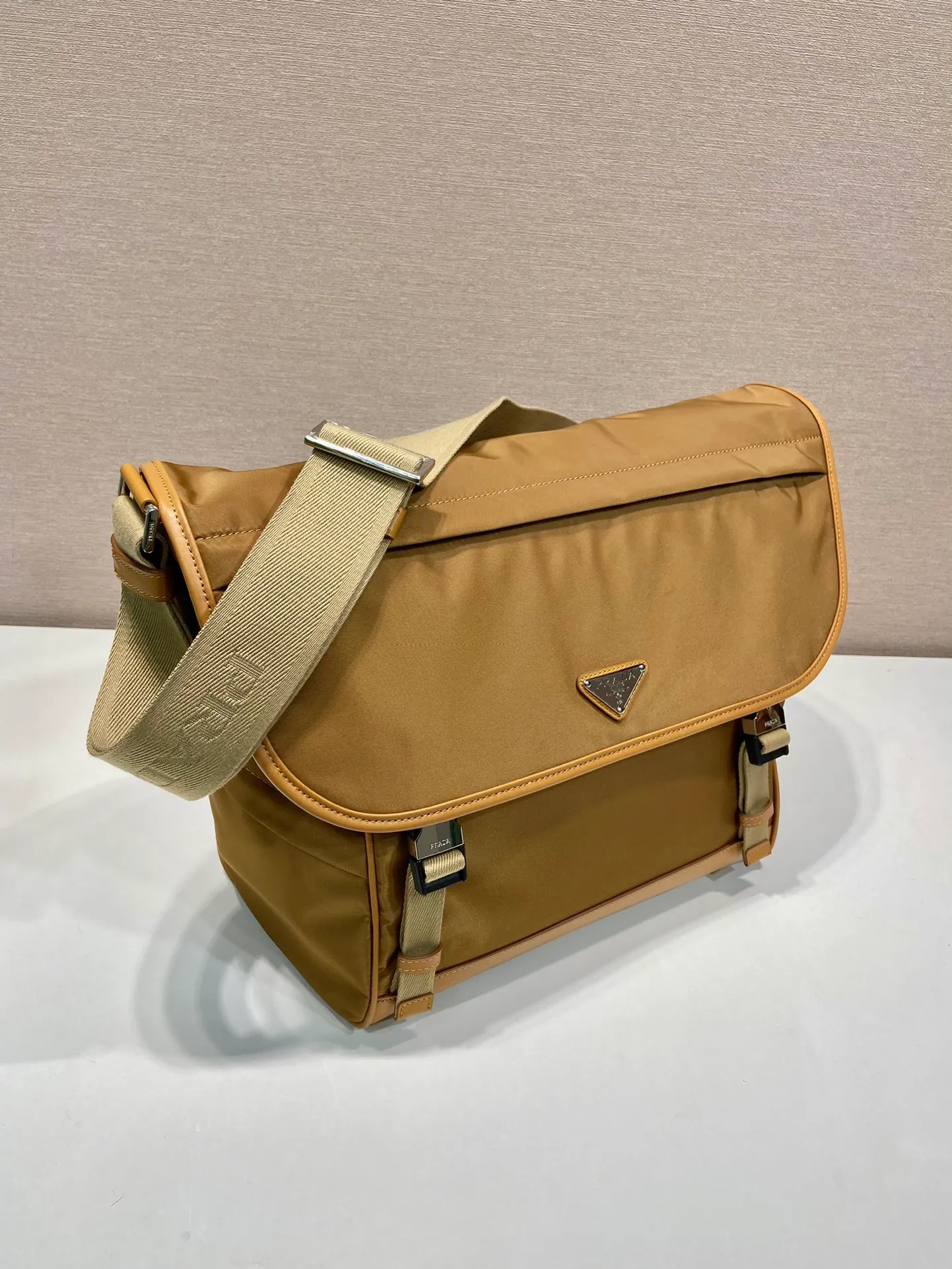 💰1460🎉New messenger bag🎉🎉2VD052A large new color🎉🎉 This messenger bag is designed with Re-Nylon recycled nylon fabric, with contrasting calfskin, flap and snap closure, three external zipper pockets, internal zipper pocket and patch pocket. It has a large capacity and is a hit that will never go out of style. Handsome guys, hurry up and get in🎉🎉92698750 Length 30x Height 27.5x Bottom 14.5cm🎉🎉🎉🍊🍊🍊