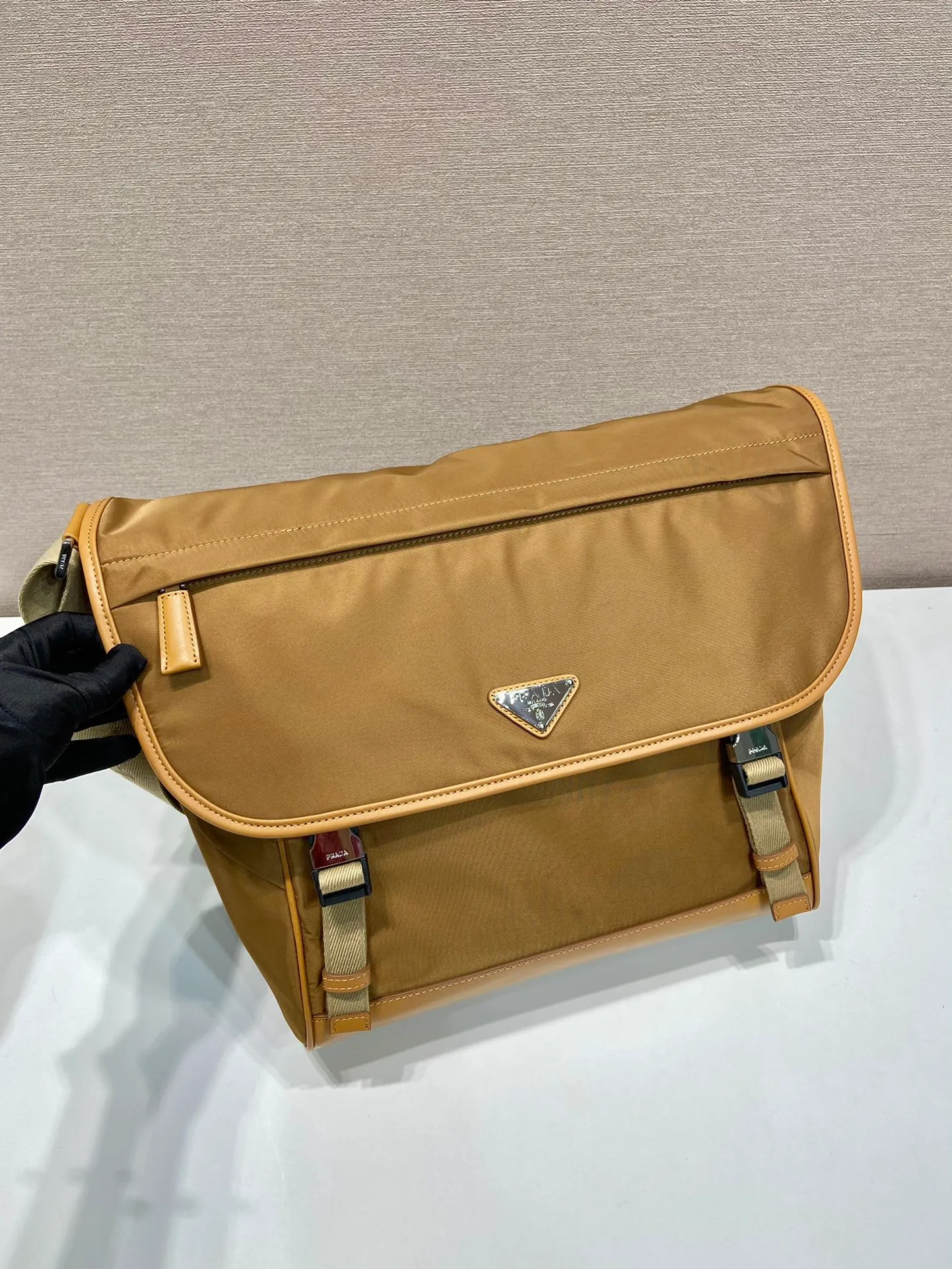 💰1460🎉New messenger bag🎉🎉2VD052A large new color🎉🎉 This messenger bag is designed with Re-Nylon recycled nylon fabric, with contrasting calfskin, flap and snap closure, three external zipper pockets, internal zipper pocket and patch pocket. It has a large capacity and is a hit that will never go out of style. Handsome guys, hurry up and get in🎉🎉92698750 Length 30x Height 27.5x Bottom 14.5cm🎉🎉🎉🍊🍊🍊