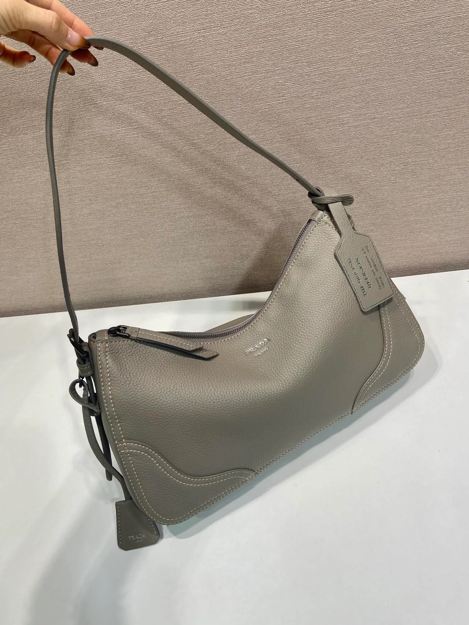 💰1760🎉New🎉1BC280🎉🎉 This new interpretation of the iconic Aimée bag celebrates the P family’s heritage with a design reminiscent of a travel theme. The unique hobo silhouette adds a new element, as the leather is richly textured and exhibits fine, irregular textures for a natural and refined effect. Reinforced corners inspired by travel bags highlight the craftsmanship and timeless character of this style. Detachable keychain/hot tag with large capacity and a popular style that will never go out of style🎉🎉Babies, hurry up and get it🎉🎉 Length 36x Height 20x Bottom 11cm🎉🎉💰💰💰