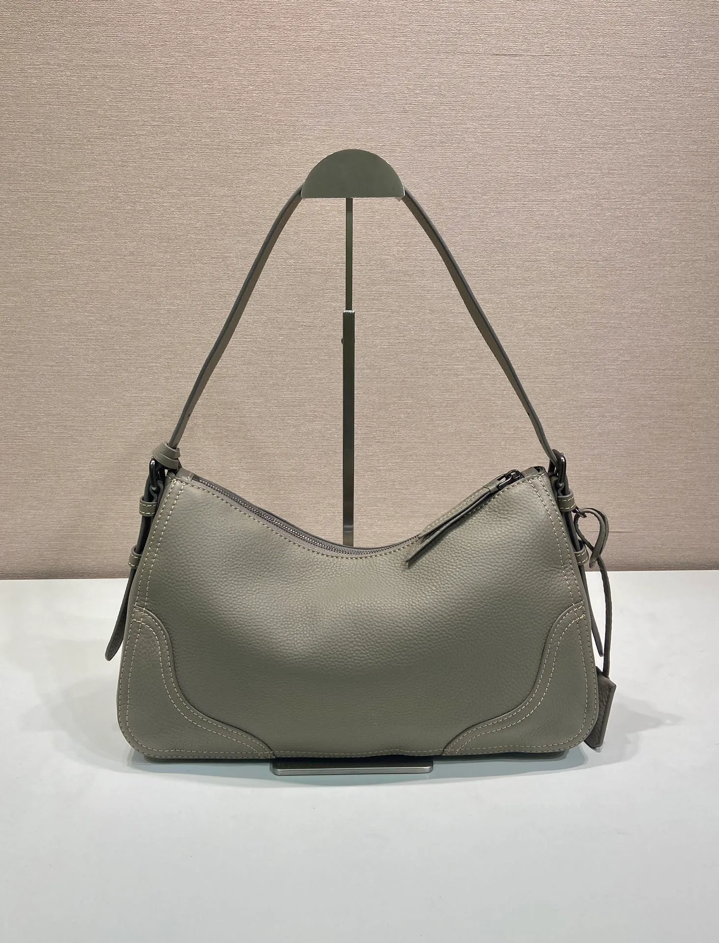 💰1760🎉New🎉1BC280🎉🎉 This new interpretation of the iconic Aimée bag celebrates the P family’s heritage with a design reminiscent of a travel theme. The unique hobo silhouette adds a new element, as the leather is richly textured and exhibits fine, irregular textures for a natural and refined effect. Reinforced corners inspired by travel bags highlight the craftsmanship and timeless character of this style. Detachable keychain/hot tag with large capacity and a popular style that will never go out of style🎉🎉Babies, hurry up and get it🎉🎉 Length 36x Height 20x Bottom 11cm🎉🎉💰💰💰