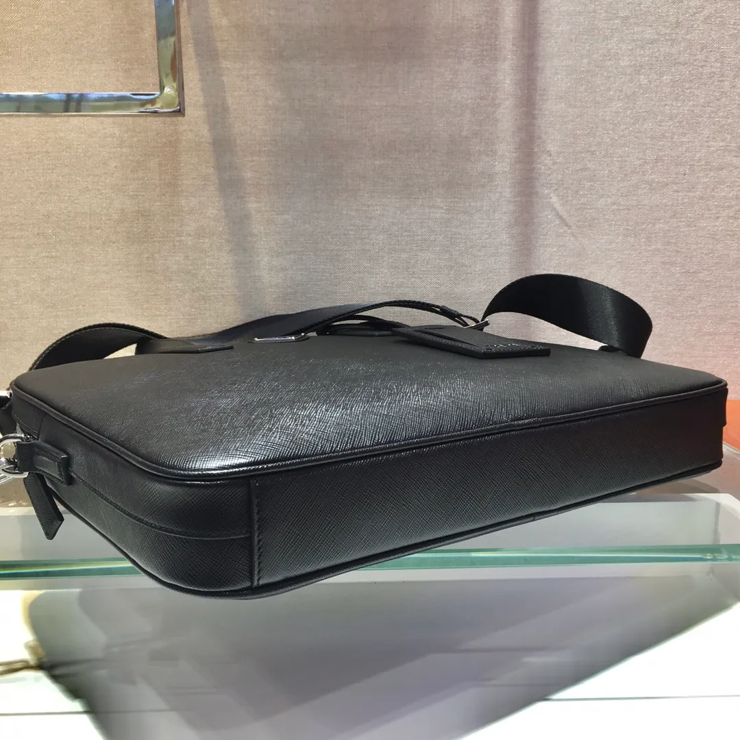💰1860🎉New briefcase🎉2VE368🎉 Made of imported Saffiano cross-grain cowhide, detachable and adjustable nylon shoulder strap design, looks more fashionable, metal accessories and titanium zippers Functional interior compartments: two pockets, one of which is zippered; two leather sliding pockets on the body, this briefcase is designed to be very practical👍👍Men, hurry up and get it💪💪 Length 36 Height 28 Base 4cm