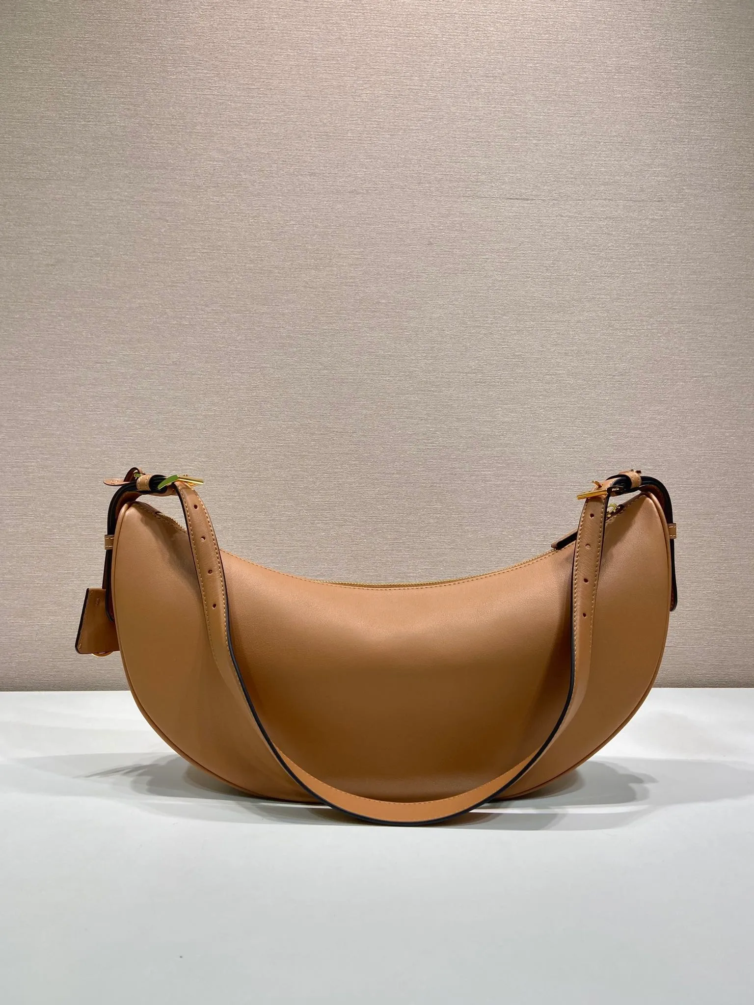 💰1660🎉New product🎉1BC255 armpit bag🎉🎉 This leather handbag adopts a soft and lightweight design and reinterprets the classic crescent shape. The graceful arc outlines the Oversize volume, making it a versatile accessory with ample space. The adjustable handle makes it easy to carry on the shoulder or cross-body. Exquisite and modern, large space capacity, super stylish upper body effect😘😘Babies, hurry up and get it🎉🎉 Length 42x Height 19.5x Bottom 8.5cm🎉🎉🎉💰💰💰