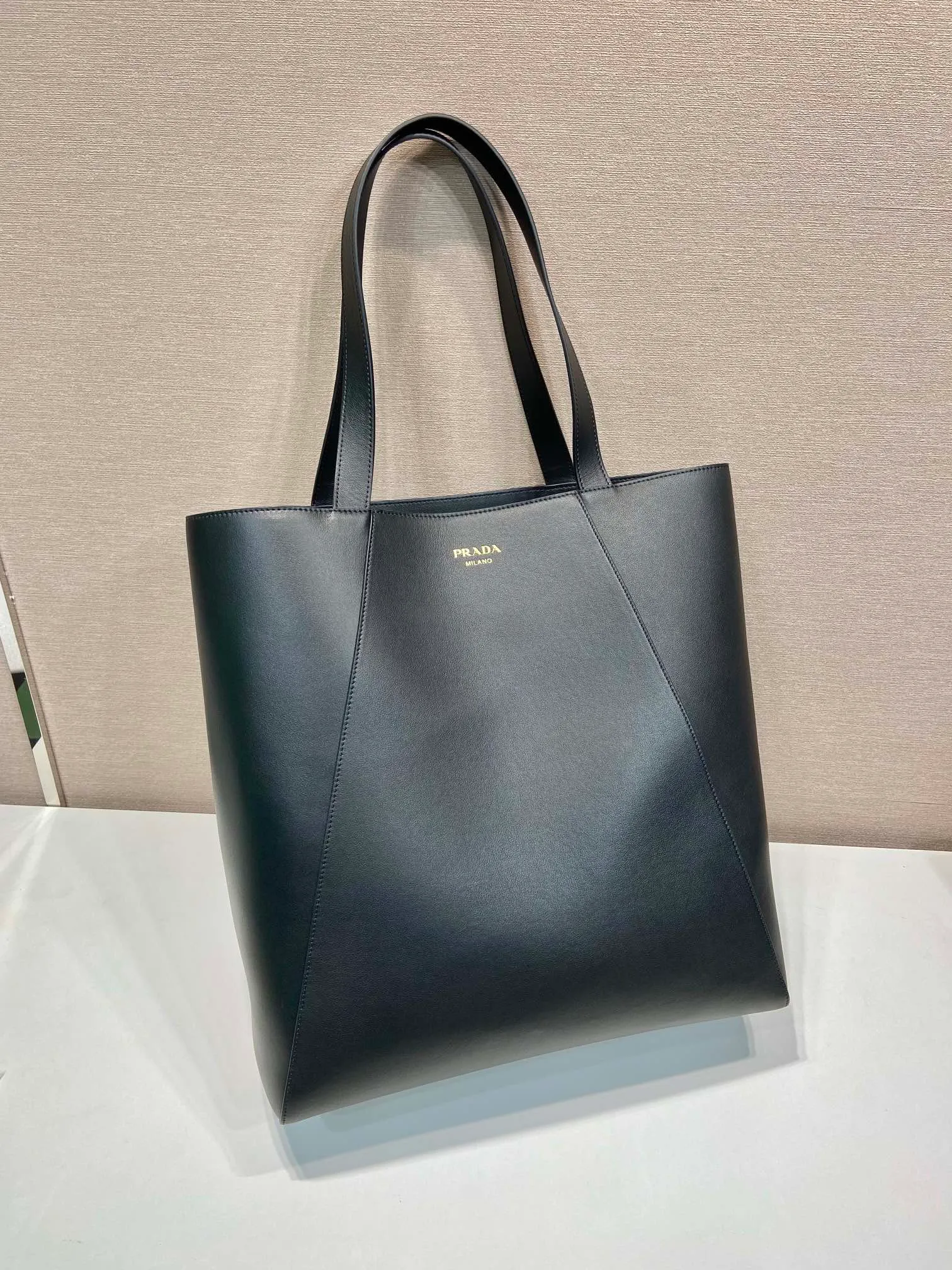 💰1920🎉New tote bag🎉2VG122🎉🎉 This tote bag adopts simple geometric line design, highlighting modern casual personality. Made from leather, it has a roomy silhouette with a soft texture, multiple interior pockets and is embellished with a monogrammed logo. Large capacity, light and practical, hurry up and get it🎉🎉 Length 38x Height 42x Bottom 17cm🎉🎉🎉💰💰💰