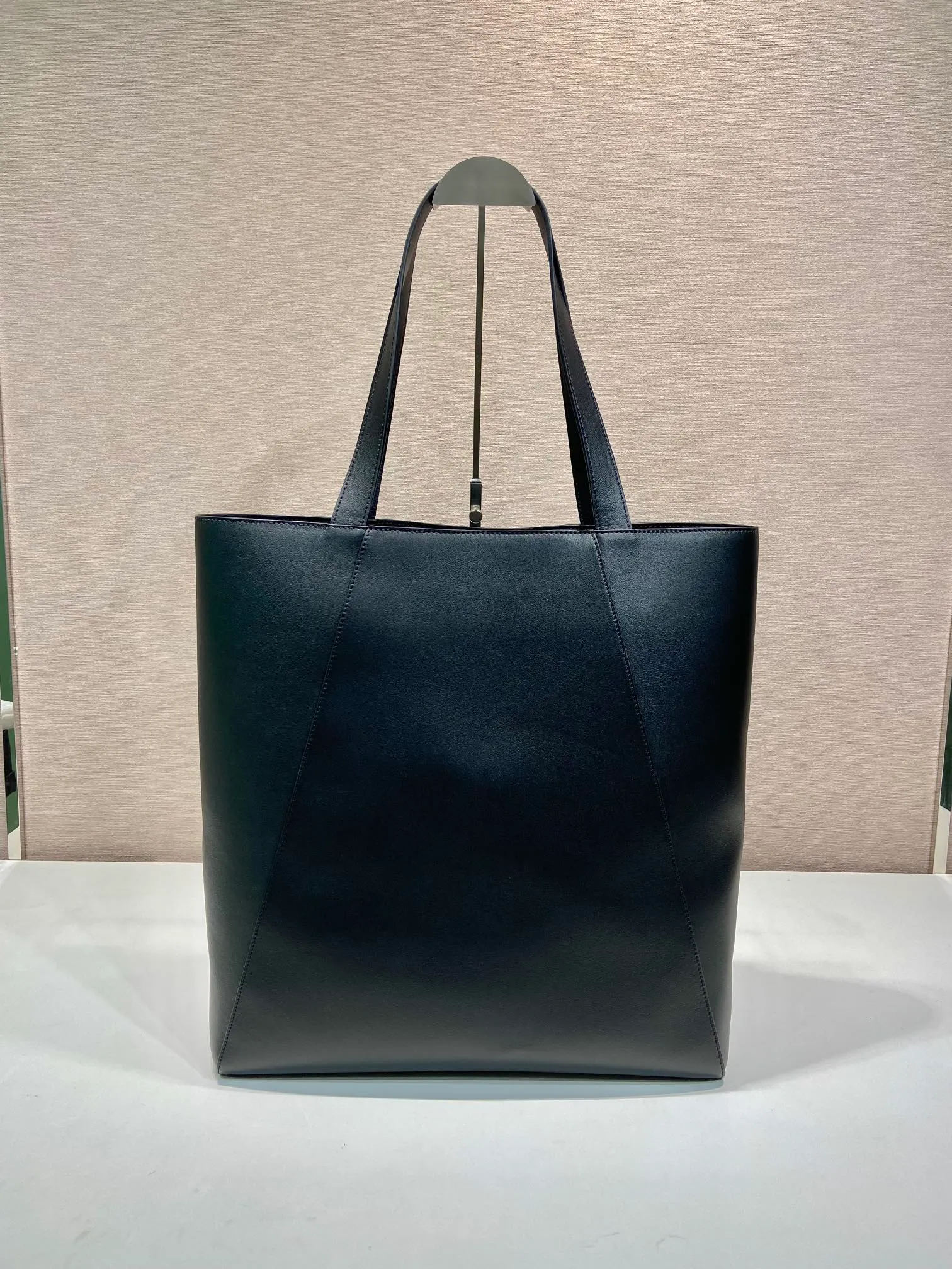 💰1920🎉New tote bag🎉2VG122🎉🎉 This tote bag adopts simple geometric line design, highlighting modern casual personality. Made from leather, it has a roomy silhouette with a soft texture, multiple interior pockets and is embellished with a monogrammed logo. Large capacity, light and practical, hurry up and get it🎉🎉 Length 38x Height 42x Bottom 17cm🎉🎉🎉💰💰💰