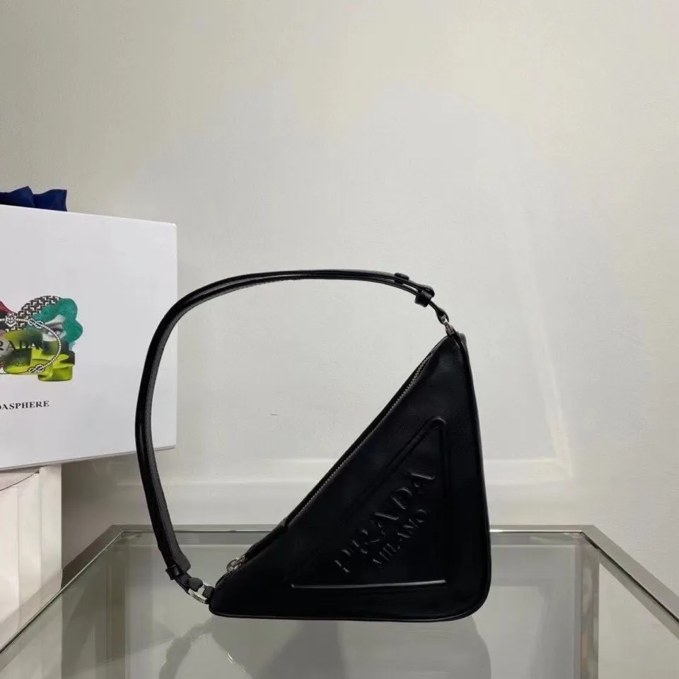 p860¥ [Top original order] New counter model🎉Triangular underwater bag🎉1NQ043 has arrived🎉This triangular bag is made of imported calfskin. It feels very soft😘It is designed to be double-sided, with the logo embossed on one side and the logo on the other. Metal triangle mark, what I love most is that this shoulder strap is adjustable in length, can be carried under liquid, hand-held or cross-body👏The triangular design has a large capacity😘It is light and practical, it is perfect😘Hurry up and get it🎉🎉Dimensions: length 26x height 16x base 5cm!