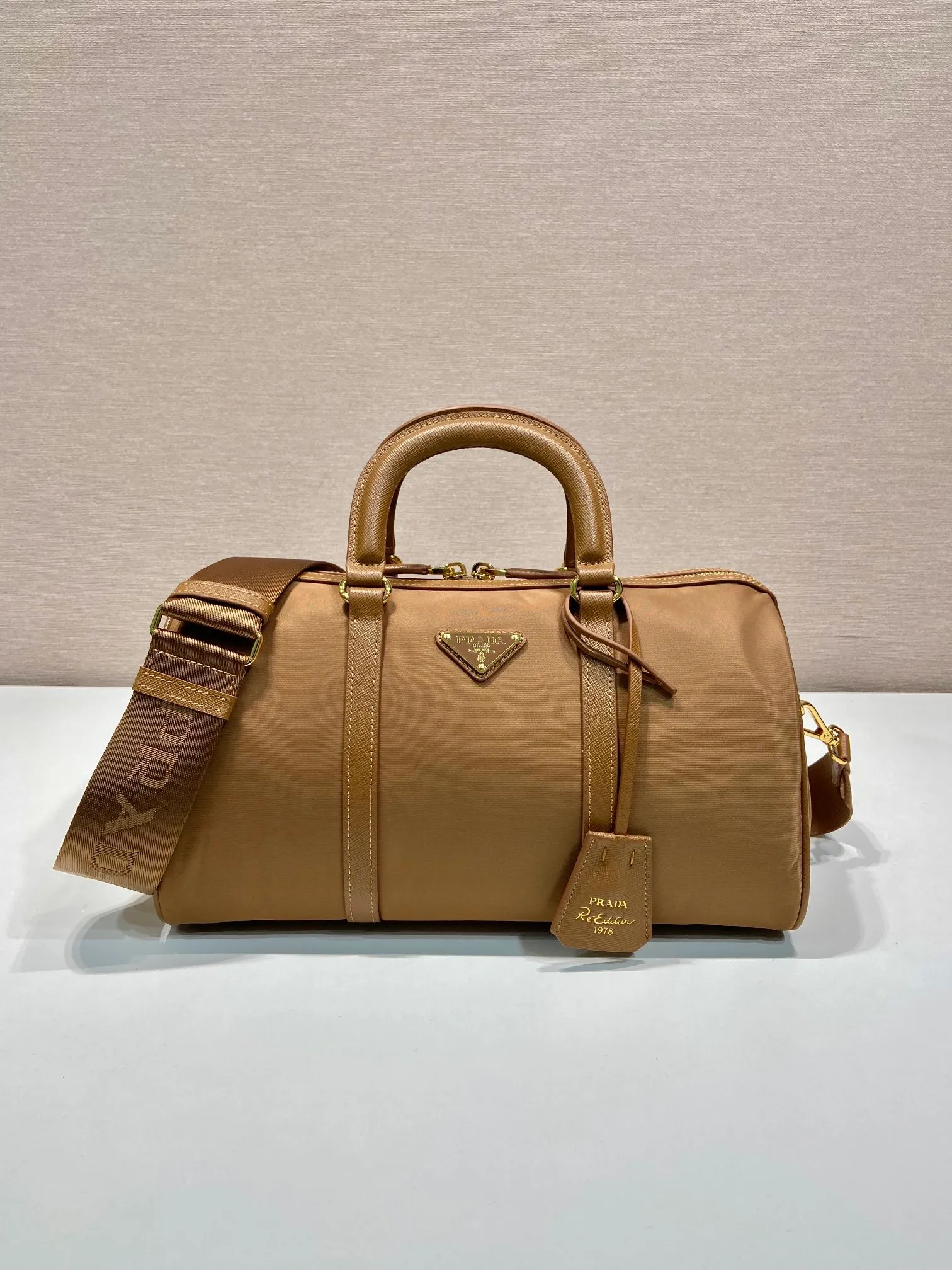 💰1500🎉New handbag🎉1BB233🎉🎉 This handbag is made of innovative sustainable recycled nylon fabric (Re-Nylon), with a stiff structure and elegant details such as Saffiano leather and metal hardware. Sophisticated and functional, it features an enameled triangle metal logo. Comes with a detachable and adjustable long shoulder strap. Large capacity, simple, fashionable and practical🎉🎉Babies, hurry up and get it, it is another popular style that will never go out of style🎉🎉 Length 31x Height 17x Bottom 16cm🎉🎉🎉👏👏👏