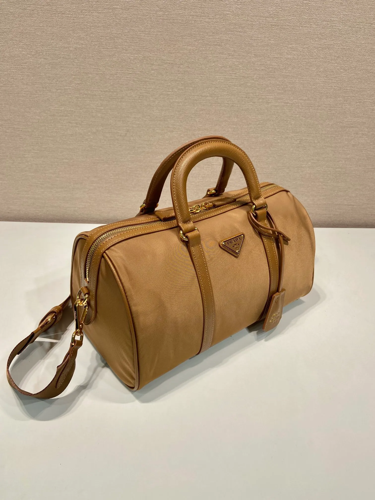 💰1500🎉New handbag🎉1BB233🎉🎉 This handbag is made of innovative sustainable recycled nylon fabric (Re-Nylon), with a stiff structure and elegant details such as Saffiano leather and metal hardware. Sophisticated and functional, it features an enameled triangle metal logo. Comes with a detachable and adjustable long shoulder strap. Large capacity, simple, fashionable and practical🎉🎉Babies, hurry up and get it, it is another popular style that will never go out of style🎉🎉 Length 31x Height 17x Bottom 16cm🎉🎉🎉👏👏👏