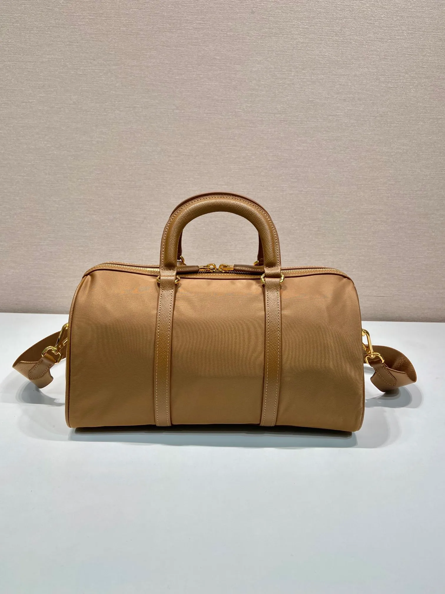 💰1500🎉New handbag🎉1BB233🎉🎉 This handbag is made of innovative sustainable recycled nylon fabric (Re-Nylon), with a stiff structure and elegant details such as Saffiano leather and metal hardware. Sophisticated and functional, it features an enameled triangle metal logo. Comes with a detachable and adjustable long shoulder strap. Large capacity, simple, fashionable and practical🎉🎉Babies, hurry up and get it, it is another popular style that will never go out of style🎉🎉 Length 31x Height 17x Bottom 16cm🎉🎉🎉👏👏👏
