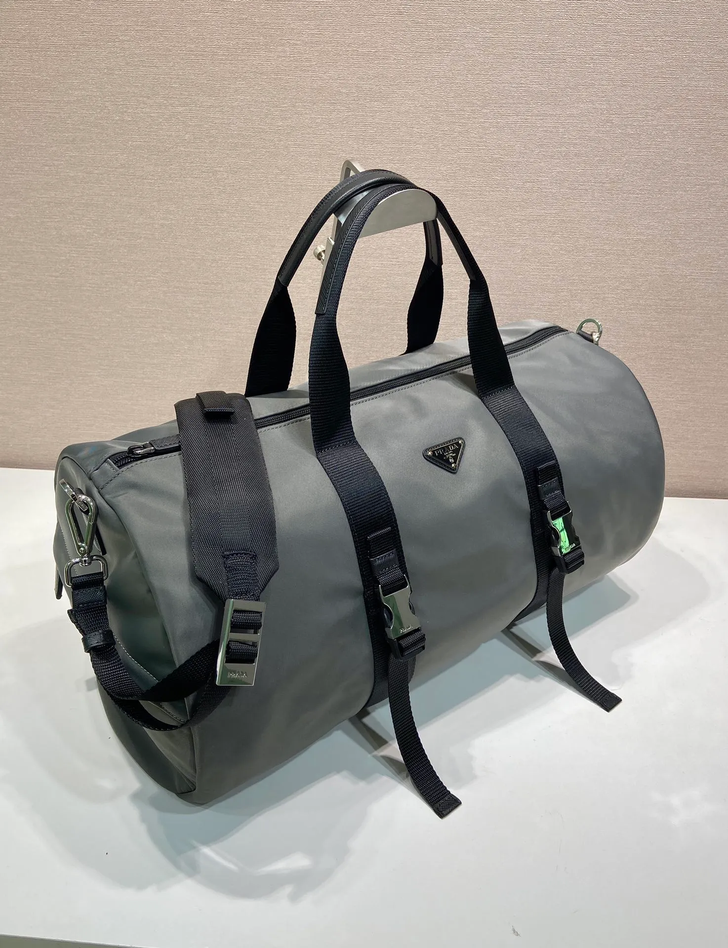 💰1320🔆New travel bag🔆2VC015 upgrade plate🤙🤙 This travel bag is made of imported parachute fabric👏🏻👏🏻, top-grade hardware🤙🤙This unique travel bag is full of modern design, with curved sides and two zippered outer pockets, and the bag is decorated with the iconic triangular metal logo. Lightweight and practical, a must-have for travel👏🏻👏🏻Length 50x Height 27x Bottom 27cm🤙🤙🤙💰💰💰