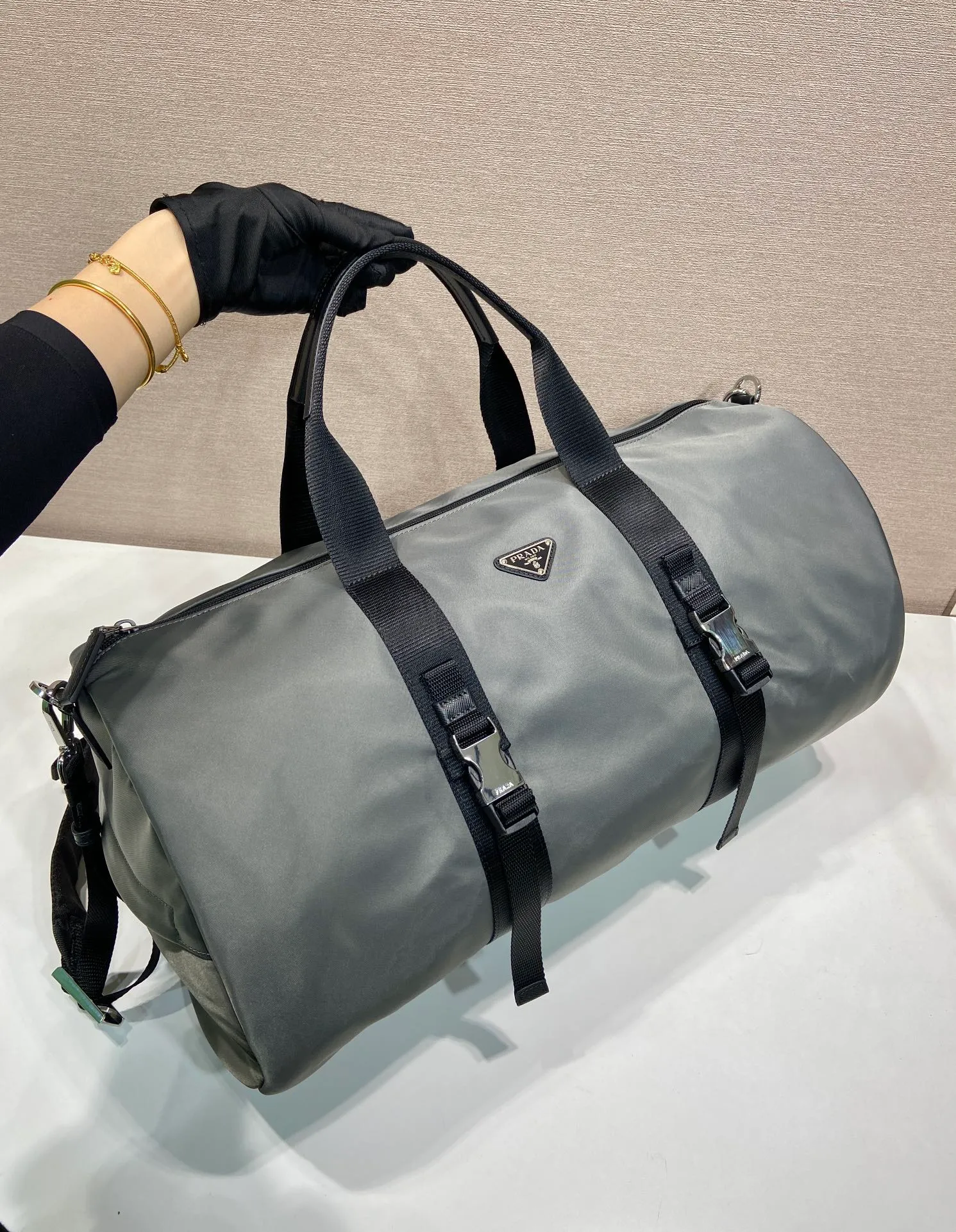 💰1320🔆New travel bag🔆2VC015 upgrade plate🤙🤙 This travel bag is made of imported parachute fabric👏🏻👏🏻, top-grade hardware🤙🤙This unique travel bag is full of modern design, with curved sides and two zippered outer pockets, and the bag is decorated with the iconic triangular metal logo. Lightweight and practical, a must-have for travel👏🏻👏🏻Length 50x Height 27x Bottom 27cm🤙🤙🤙💰💰💰