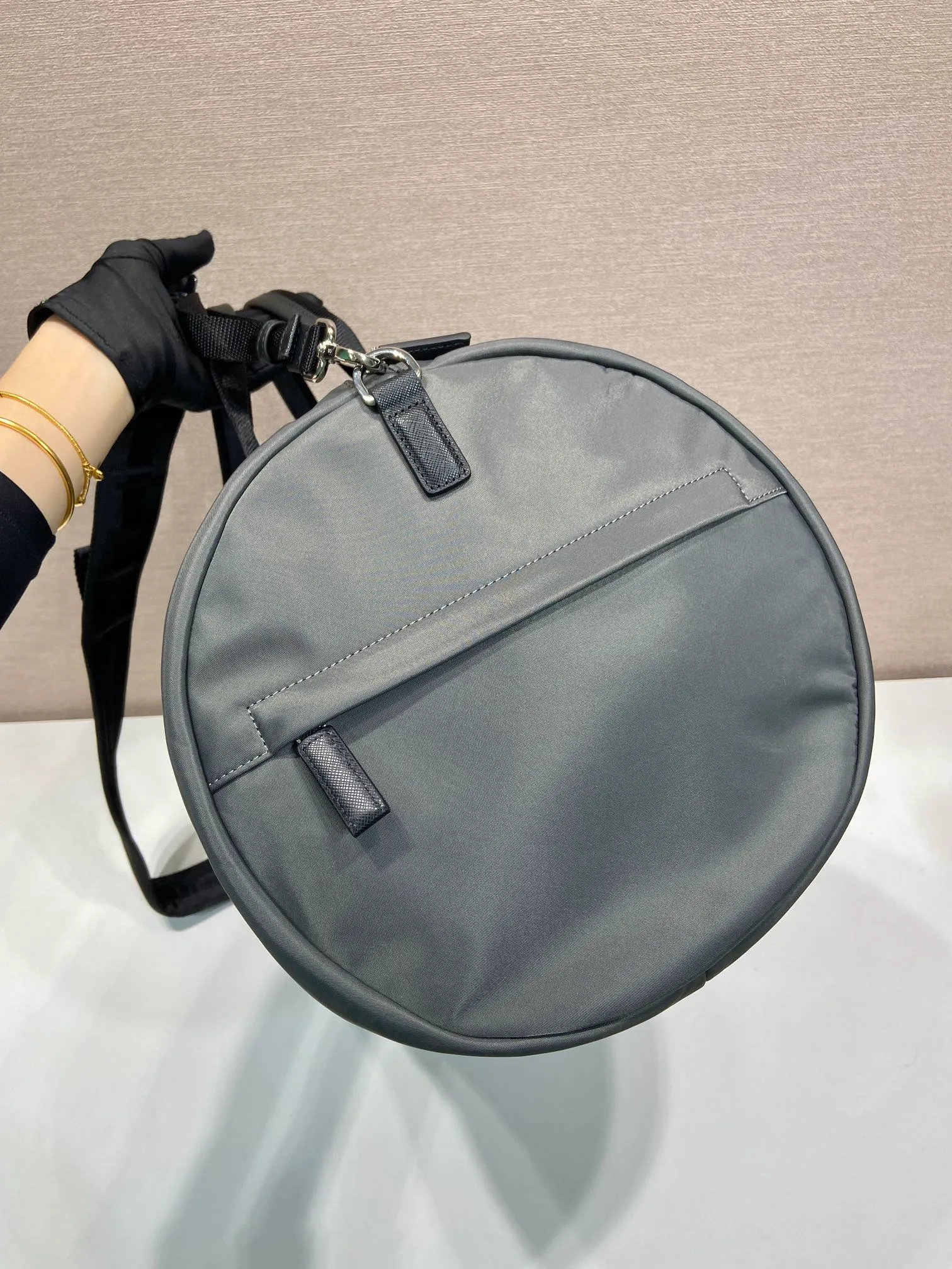 💰1320🔆New travel bag🔆2VC015 upgrade plate🤙🤙 This travel bag is made of imported parachute fabric👏🏻👏🏻, top-grade hardware🤙🤙This unique travel bag is full of modern design, with curved sides and two zippered outer pockets, and the bag is decorated with the iconic triangular metal logo. Lightweight and practical, a must-have for travel👏🏻👏🏻Length 50x Height 27x Bottom 27cm🤙🤙🤙💰💰💰