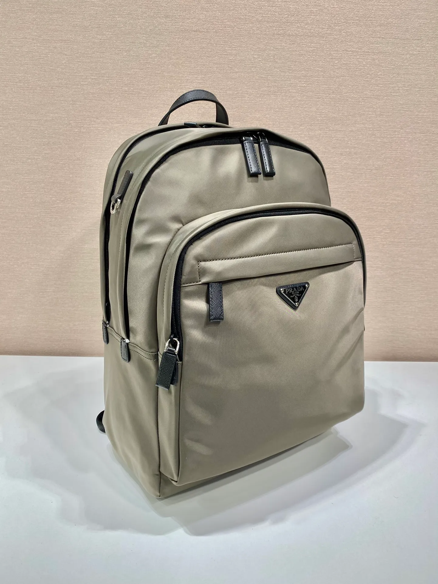 💰1320🎉Exclusive debut🎉2VZ048 backpack, new color😘😘Original item👏👏This backpack is outlined with imported Saffiano leather trim, presenting modern minimalist lines👍👍Made of imported nylon fabric and cross-grain cowhide Combined, top polished metal hardware👏👏Padding design on the back/very comfortable, and can be placed on the trolley case😘😘The functional design of the grid is great👍👍Simple and elegant😘Men deserve it🕺🕺Hurry up and get it👏👏Length 31x Height 43.5X Bottom 20cm👍