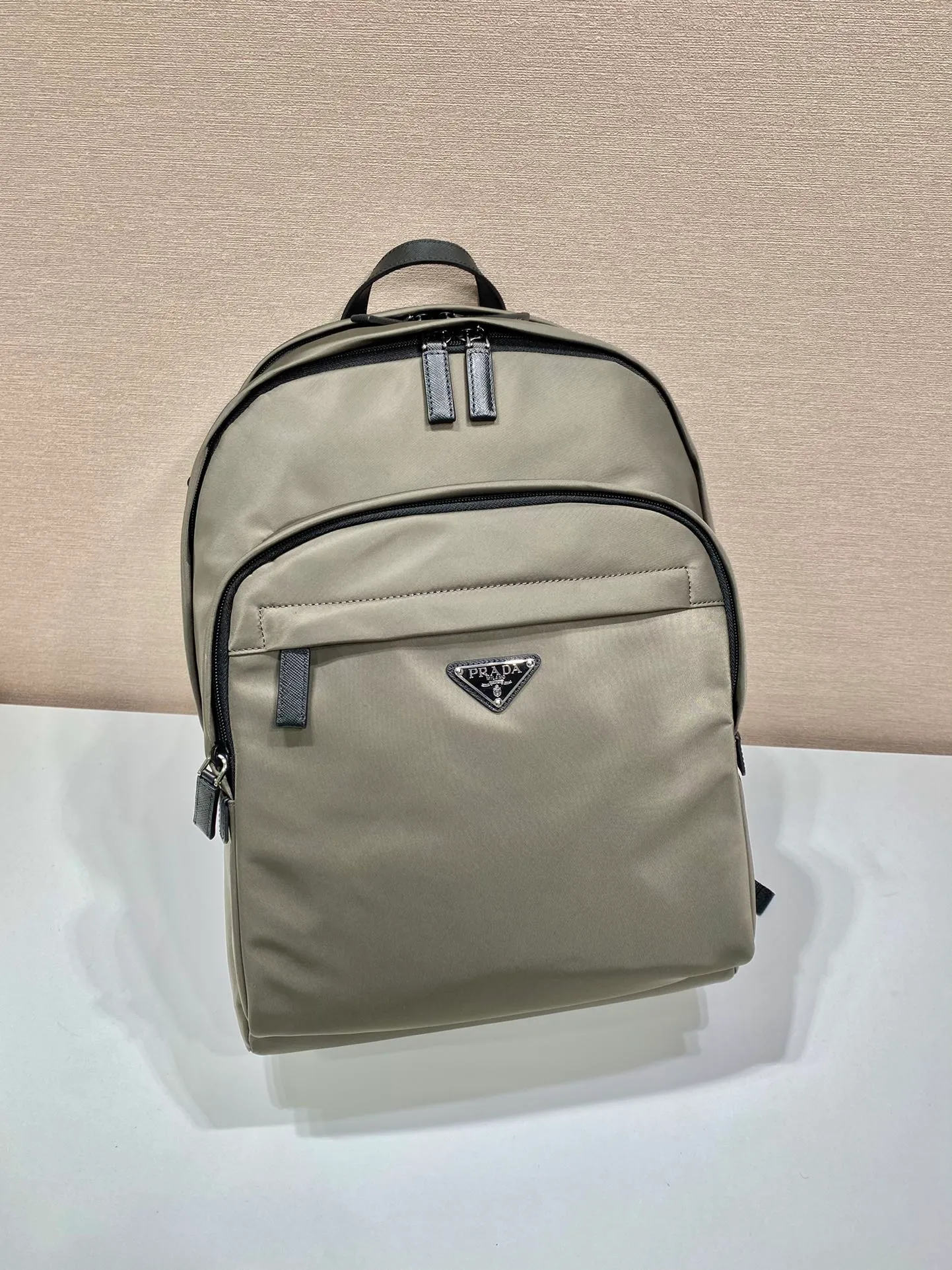 💰1320🎉Exclusive debut🎉2VZ048 backpack, new color😘😘Original item👏👏This backpack is outlined with imported Saffiano leather trim, presenting modern minimalist lines👍👍Made of imported nylon fabric and cross-grain cowhide Combined, top polished metal hardware👏👏Padding design on the back/very comfortable, and can be placed on the trolley case😘😘The functional design of the grid is great👍👍Simple and elegant😘Men deserve it🕺🕺Hurry up and get it👏👏Length 31x Height 43.5X Bottom 20cm👍