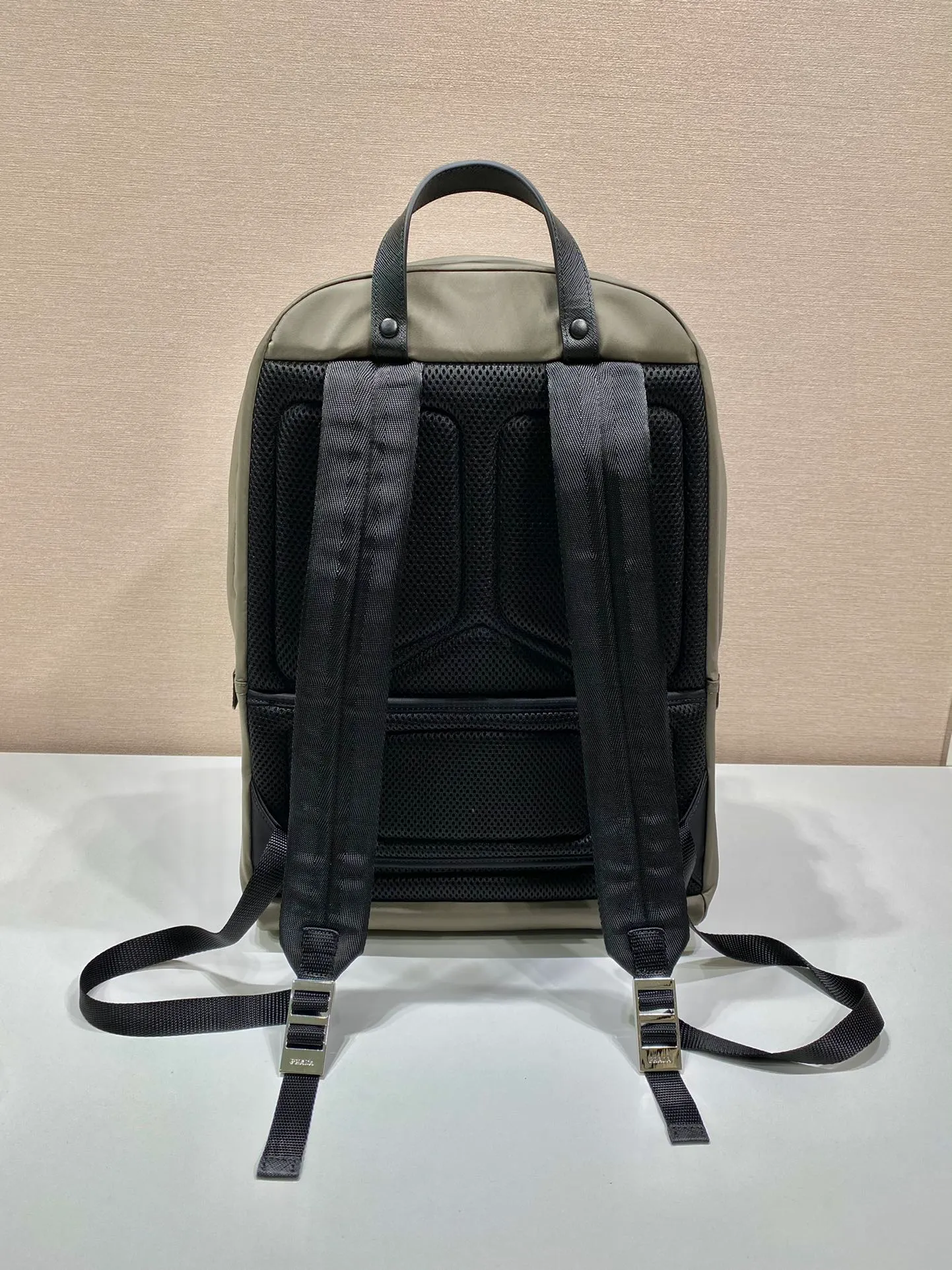 💰1320🎉Exclusive debut🎉2VZ048 backpack, new color😘😘Original item👏👏This backpack is outlined with imported Saffiano leather trim, presenting modern minimalist lines👍👍Made of imported nylon fabric and cross-grain cowhide Combined, top polished metal hardware👏👏Padding design on the back/very comfortable, and can be placed on the trolley case😘😘The functional design of the grid is great👍👍Simple and elegant😘Men deserve it🕺🕺Hurry up and get it👏👏Length 31x Height 43.5X Bottom 20cm👍