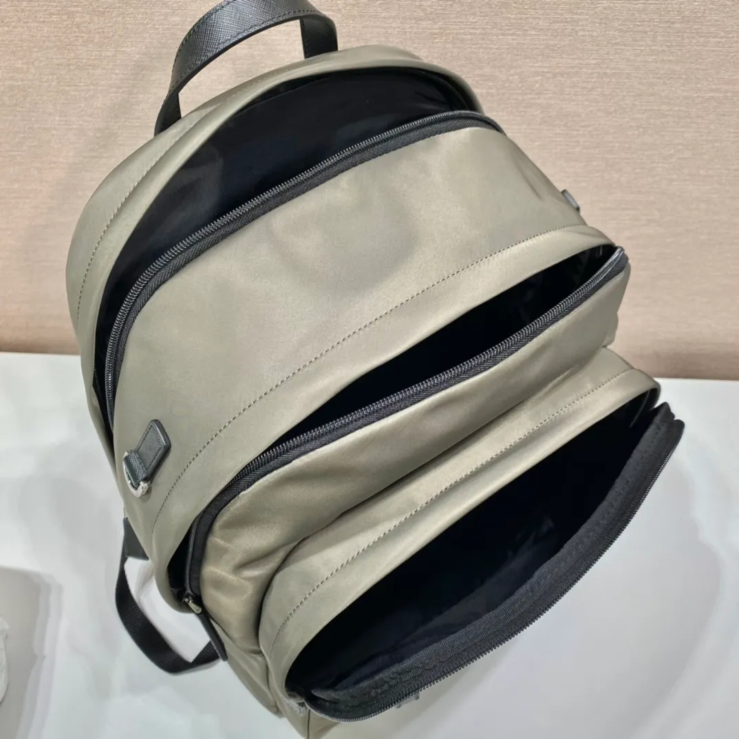 💰1320🎉Exclusive debut🎉2VZ048 backpack, new color😘😘Original item👏👏This backpack is outlined with imported Saffiano leather trim, presenting modern minimalist lines👍👍Made of imported nylon fabric and cross-grain cowhide Combined, top polished metal hardware👏👏Padding design on the back/very comfortable, and can be placed on the trolley case😘😘The functional design of the grid is great👍👍Simple and elegant😘Men deserve it🕺🕺Hurry up and get it👏👏Length 31x Height 43.5X Bottom 20cm👍