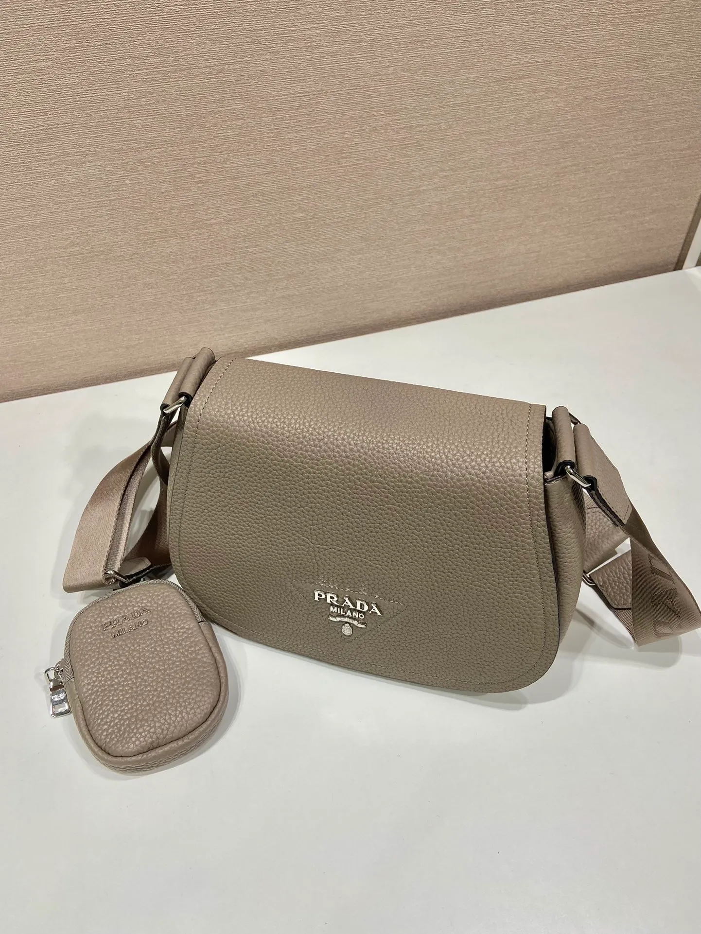 💰1800🎉New model🎉1BD293🎉🎉 This cross-body bag is made of imported deerskin grain cowhide, with a clamshell design and an adjustable long shoulder strap. My favorite is the small bag on the shoulder strap😘It’s so perfect😘, it has large capacity, simple and elegant, and it feels super soft🎉Hurry up and get it🎉 Length 24x height 17x base 9.5cm🎉🎉🎉👏👏👏