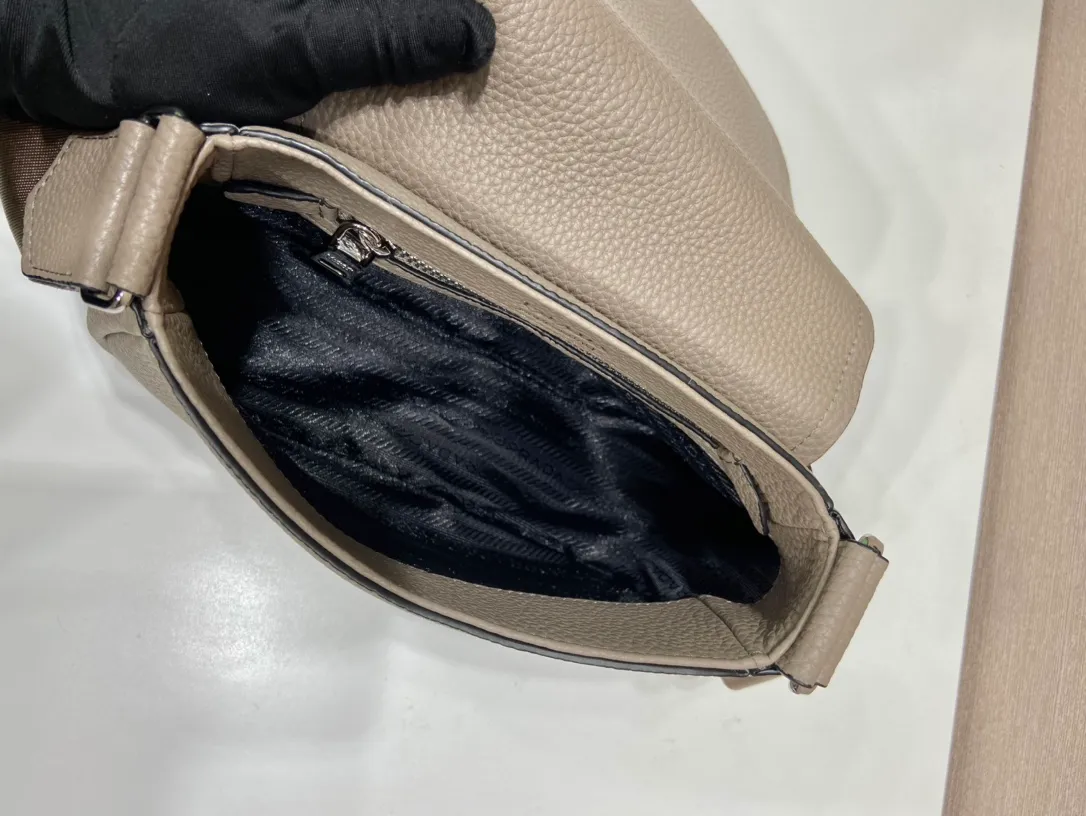 💰1800🎉New model🎉1BD293🎉🎉 This cross-body bag is made of imported deerskin grain cowhide, with a clamshell design and an adjustable long shoulder strap. My favorite is the small bag on the shoulder strap😘It’s so perfect😘, it has large capacity, simple and elegant, and it feels super soft🎉Hurry up and get it🎉 Length 24x height 17x base 9.5cm🎉🎉🎉👏👏👏