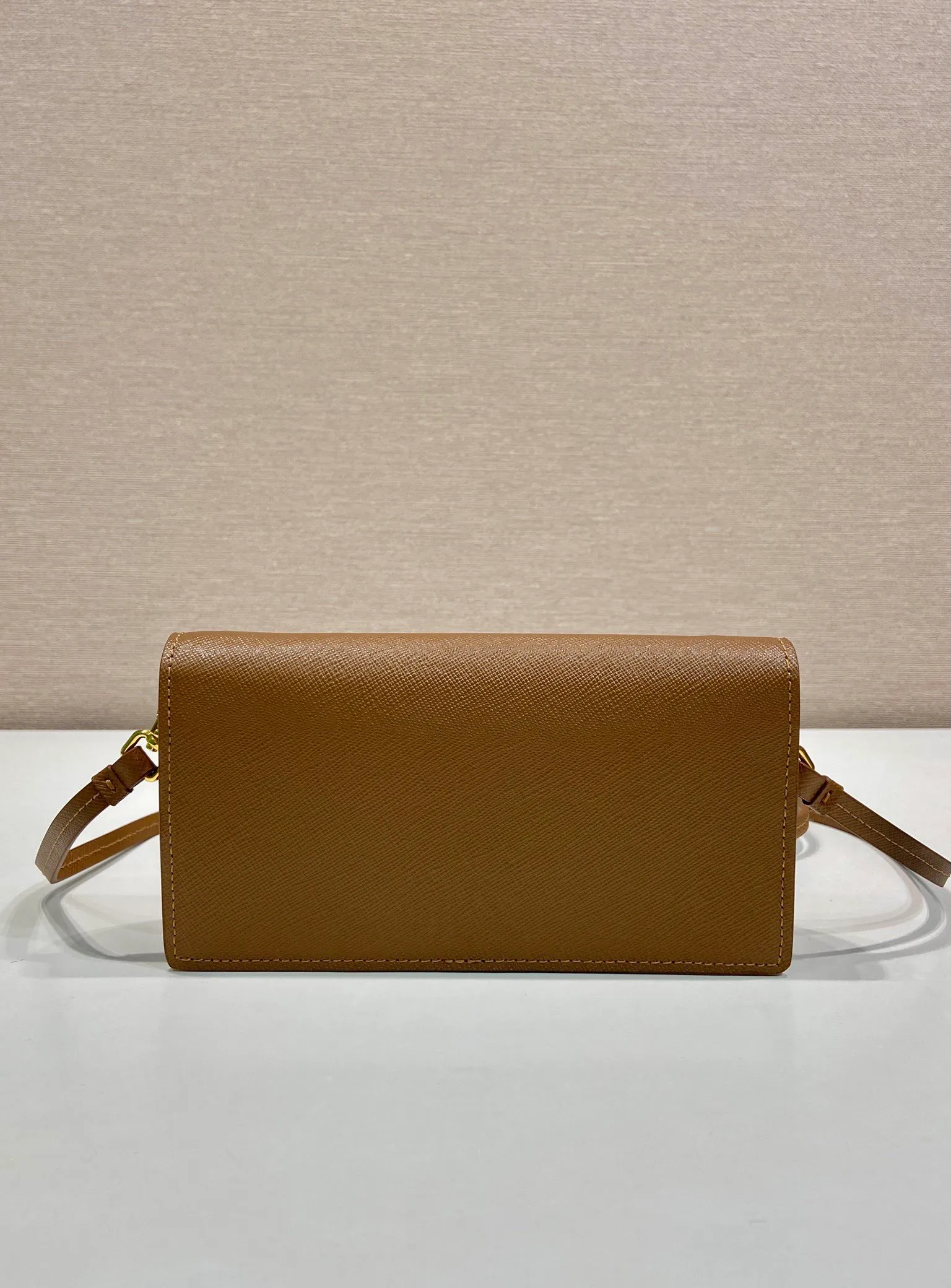 💰780🎉New mini handbag🎉1NF059 mobile phone bag🎉🎉 This mini handbag is made of Saffiano leather material, with simple and elegant geometric shape and charm, and flip-top magnetic buckle design. Detachable and adjustable leather shoulder strap with internal clip. Also doubles as a handbag/wallet. It has strong functionality and is a popular style that will never go out of style. Baby, hurry up and get it🎉🎉 Length 18x Height 9.5x Bottom 3cm🎉🎉🎉💰💰💰