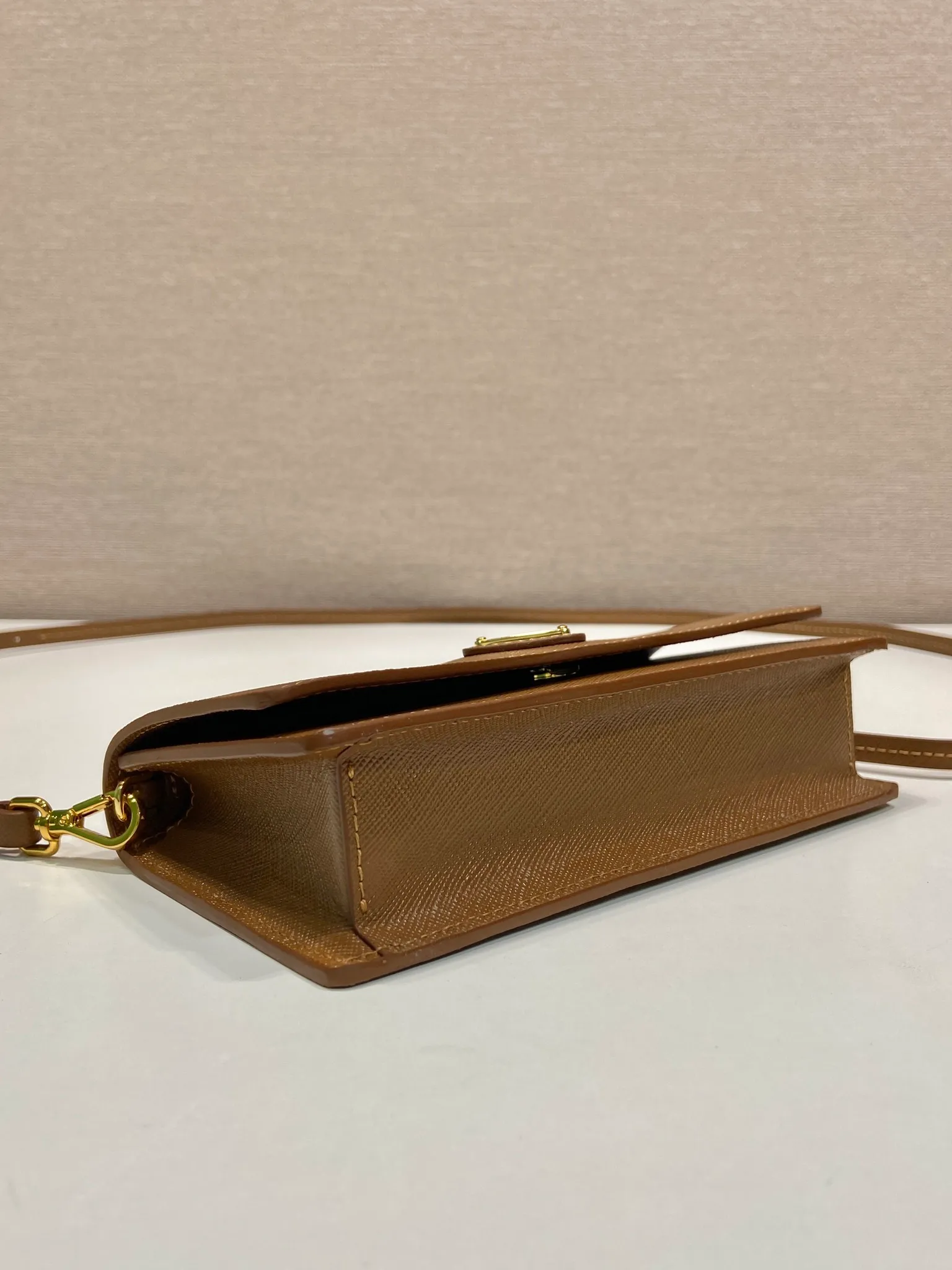 💰780🎉New mini handbag🎉1NF059 mobile phone bag🎉🎉 This mini handbag is made of Saffiano leather material, with simple and elegant geometric shape and charm, and flip-top magnetic buckle design. Detachable and adjustable leather shoulder strap with internal clip. Also doubles as a handbag/wallet. It has strong functionality and is a popular style that will never go out of style. Baby, hurry up and get it🎉🎉 Length 18x Height 9.5x Bottom 3cm🎉🎉🎉💰💰💰