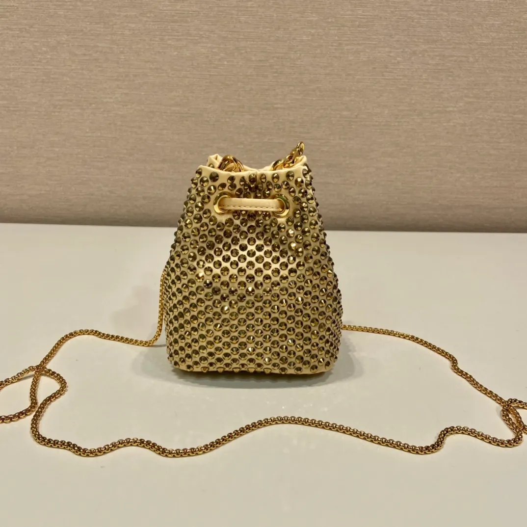 💰920🎉Crystal mini bucket🎉1BD016🎉🎉 This mini bucket is made of a combination of imported imitation crystal and satin materials, with an enamel-coated metal triangle logo decorative opening and closing design. Metal iron can be spanned diagonally. So cute😍, the effect of bling bling is very eye-catching, so cute and cool, don’t you feel excited😙😙, beauties. Get it now. So beautiful and cute😋😋 Length 10x height 12x base 7cm🎉🎉🎉👏👏👏