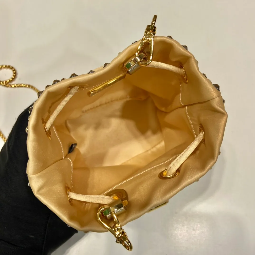 💰920🎉Crystal mini bucket🎉1BD016🎉🎉 This mini bucket is made of a combination of imported imitation crystal and satin materials, with an enamel-coated metal triangle logo decorative opening and closing design. Metal iron can be spanned diagonally. So cute😍, the effect of bling bling is very eye-catching, so cute and cool, don’t you feel excited😙😙, beauties. Get it now. So beautiful and cute😋😋 Length 10x height 12x base 7cm🎉🎉🎉👏👏👏