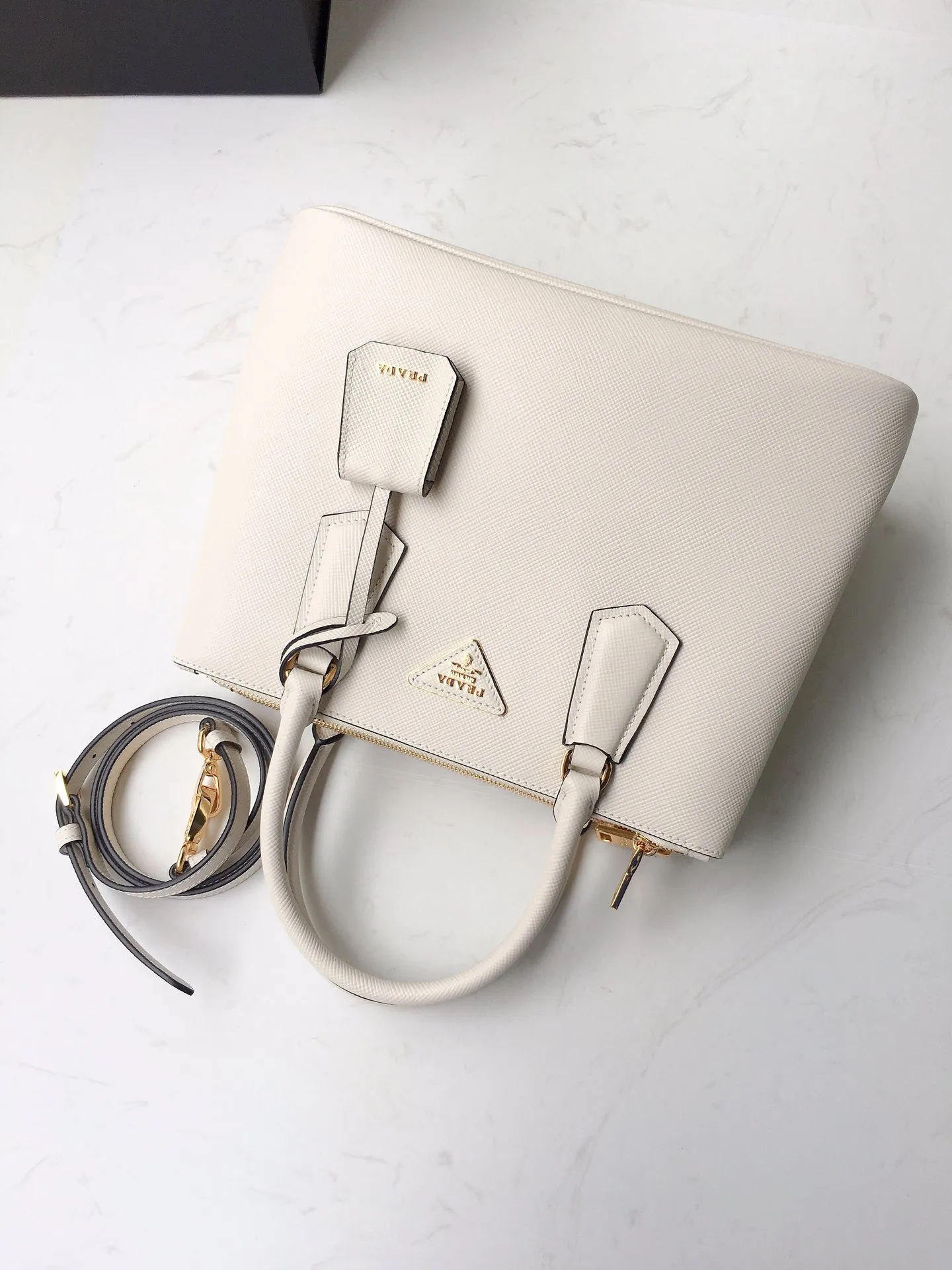 💰2040🎉1BA232 hot model🎉, original item👍👍 Made of imported Saffiano leather material, double leather handles, detachable and adjustable leather shoulder straps, and two zipper pockets on the outside. This Galleria handbag has a classic and timeless design. It is the most iconic classic hot style, a favorite of ladies😘, length 31X height 22.5x bottom 13.5cm