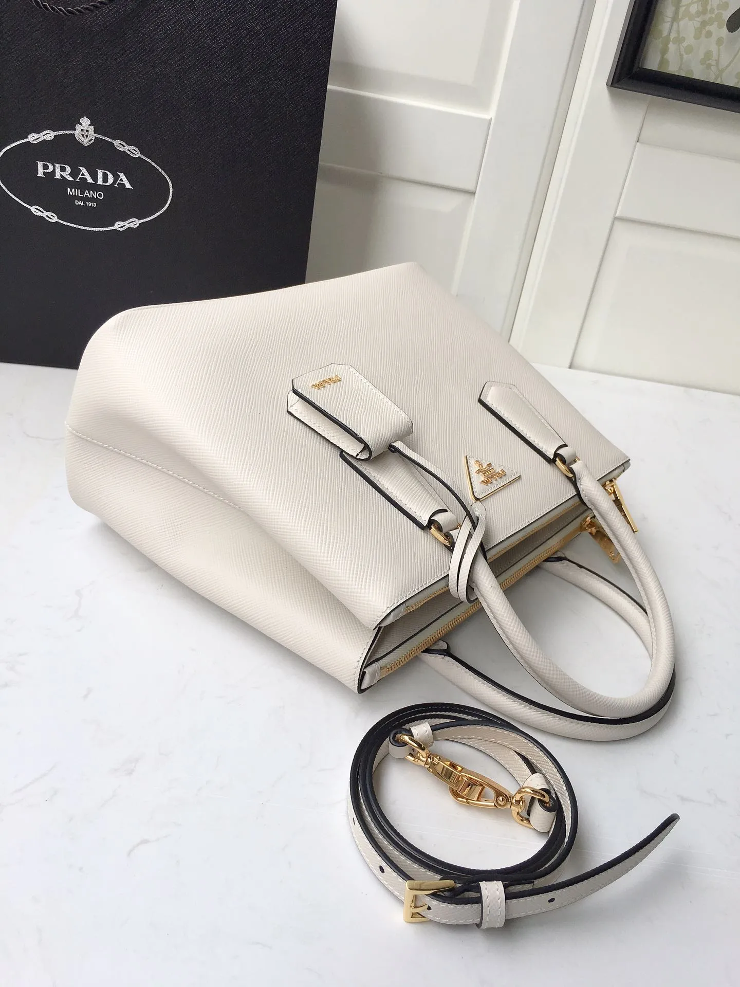 💰2040🎉1BA232 hot model🎉, original item👍👍 Made of imported Saffiano leather material, double leather handles, detachable and adjustable leather shoulder straps, and two zipper pockets on the outside. This Galleria handbag has a classic and timeless design. It is the most iconic classic hot style, a favorite of ladies😘, length 31X height 22.5x bottom 13.5cm