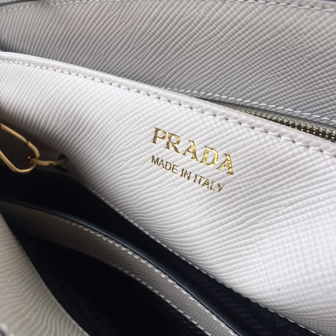 💰2040🎉1BA232 hot model🎉, original item👍👍 Made of imported Saffiano leather material, double leather handles, detachable and adjustable leather shoulder straps, and two zipper pockets on the outside. This Galleria handbag has a classic and timeless design. It is the most iconic classic hot style, a favorite of ladies😘, length 31X height 22.5x bottom 13.5cm