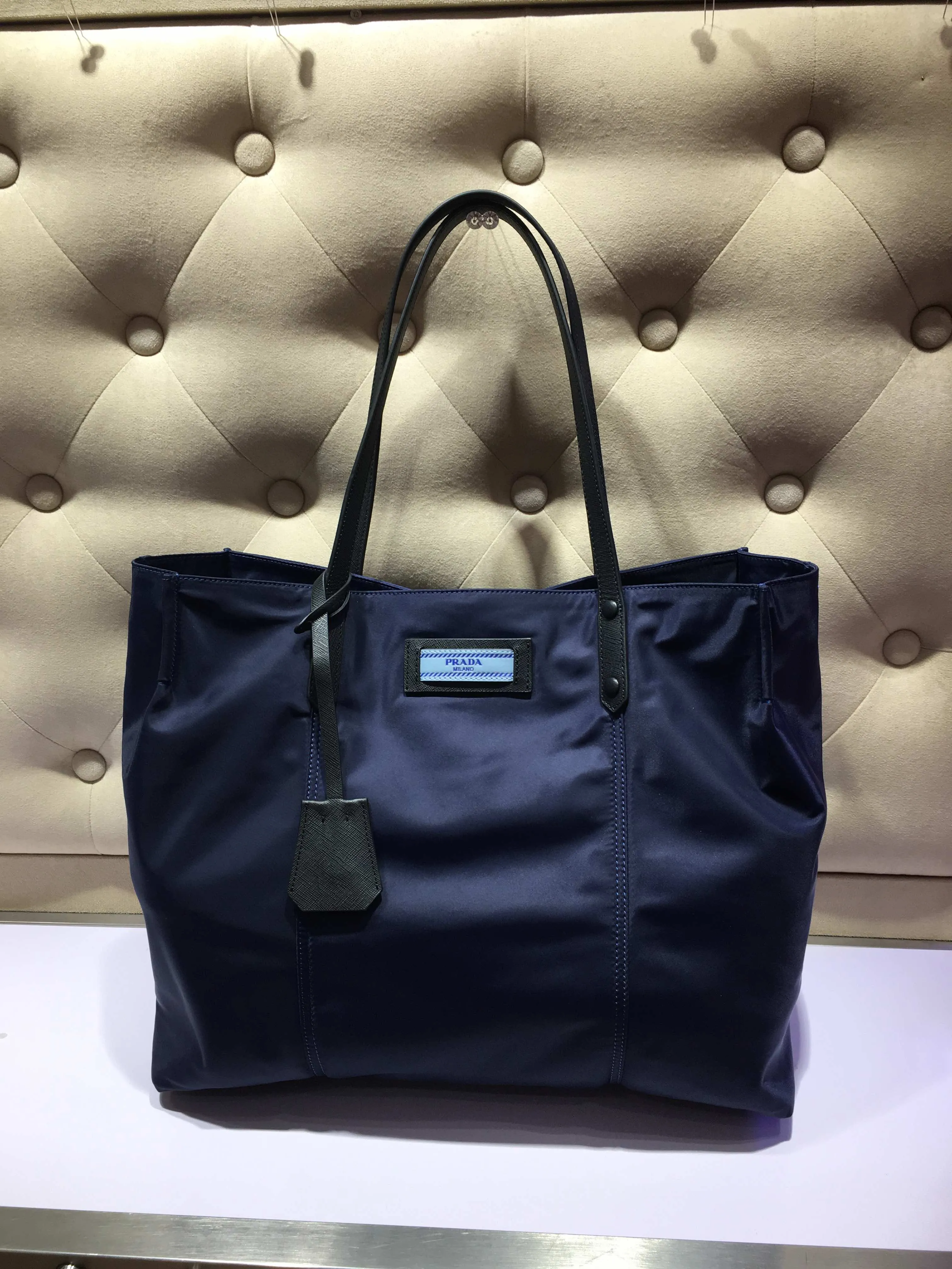 💰920P Jiachu’s new shopping bag 1BG184, original item, exclusive first release🤙🤙Made of imported nylon material, calfskin trim, leather double handles, contrasting leather logo, two zipper inner pockets, contrasting nylon lining. 165 OEM code. Lightweight and practical, ladies, hurry up and get it🙋🏻🙋🏻Length 40x Height 34x Bottom 16cm.💪🏾💪🏾💪🏾💰💰