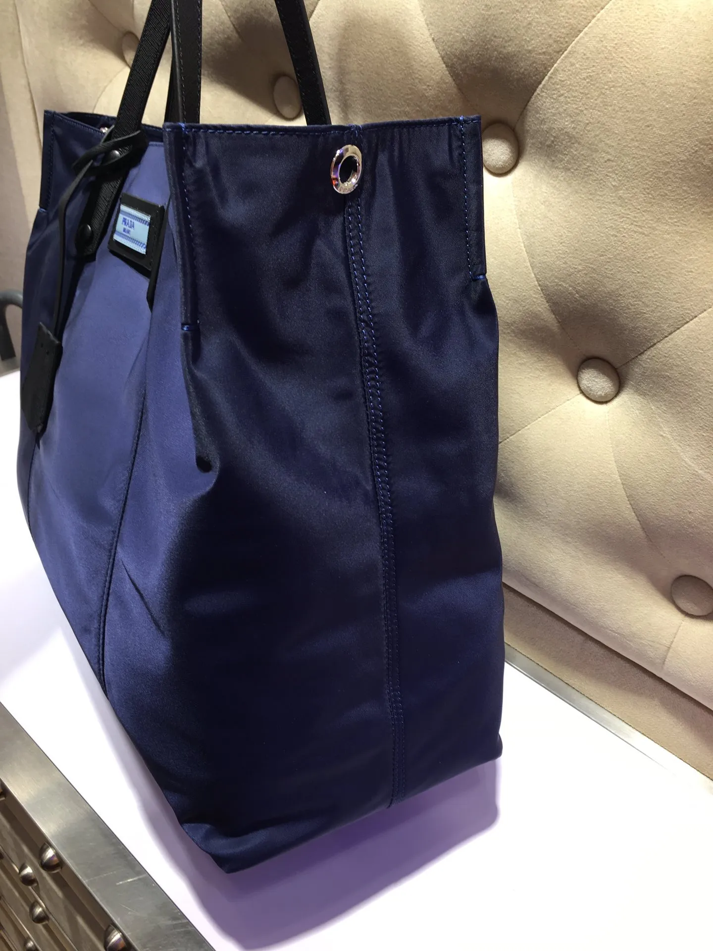 💰920P Jiachu’s new shopping bag 1BG184, original item, exclusive first release🤙🤙Made of imported nylon material, calfskin trim, leather double handles, contrasting leather logo, two zipper inner pockets, contrasting nylon lining. 165 OEM code. Lightweight and practical, ladies, hurry up and get it🙋🏻🙋🏻Length 40x Height 34x Bottom 16cm.💪🏾💪🏾💪🏾💰💰