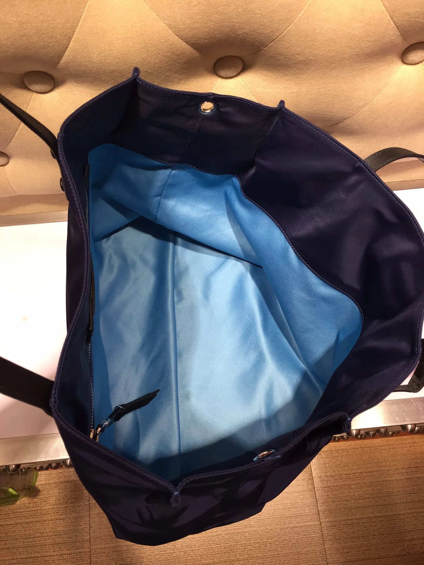 💰920P Jiachu’s new shopping bag 1BG184, original item, exclusive first release🤙🤙Made of imported nylon material, calfskin trim, leather double handles, contrasting leather logo, two zipper inner pockets, contrasting nylon lining. 165 OEM code. Lightweight and practical, ladies, hurry up and get it🙋🏻🙋🏻Length 40x Height 34x Bottom 16cm.💪🏾💪🏾💪🏾💰💰