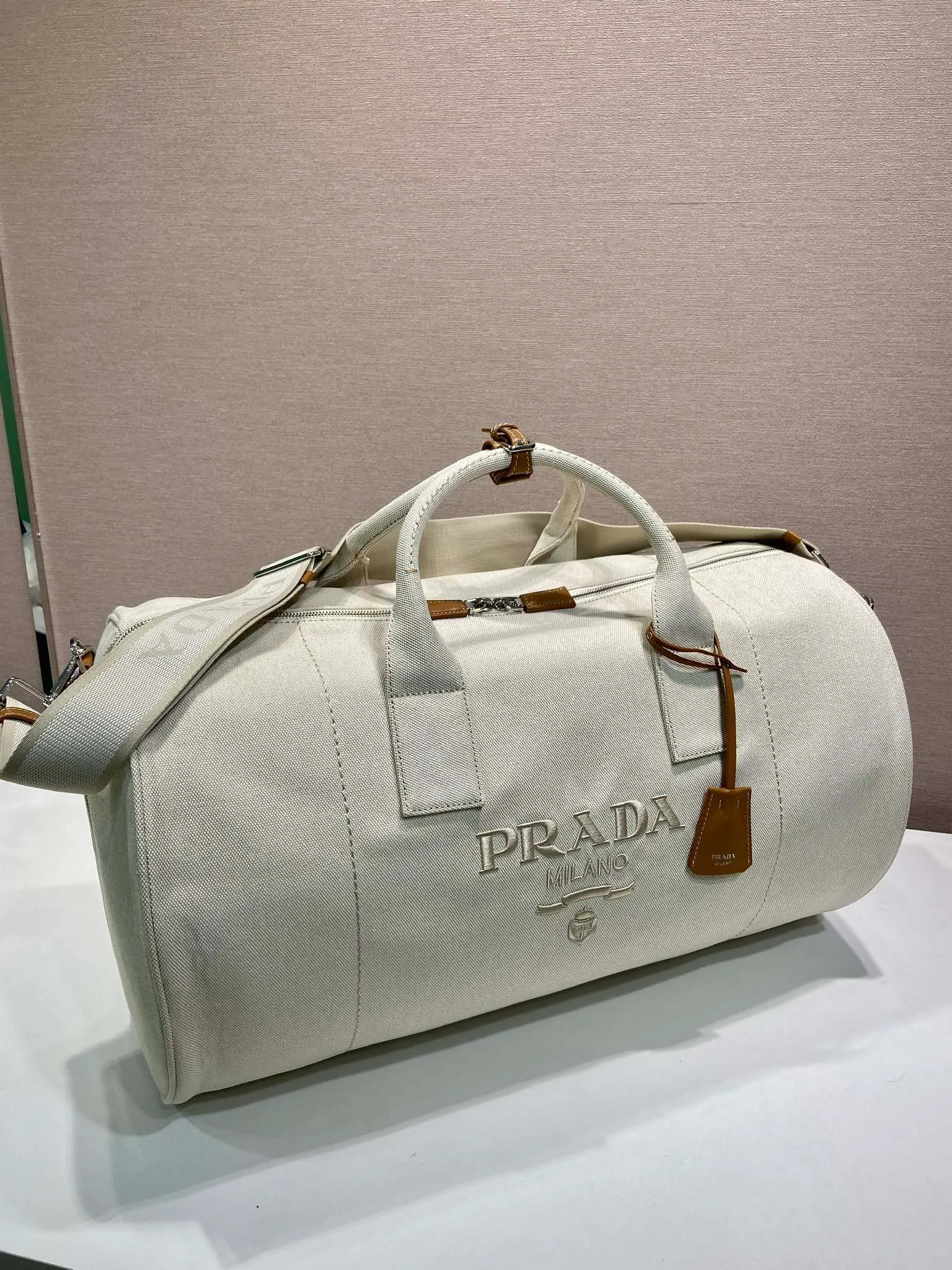 💰1360🎉New travel bag🎉2VC051🎉👌 This canvas travel bag tells a sporty style with its lightweight design and exquisite leather details. Roomy and versatile, it features a detachable shoulder strap and a tonal embroidered logo for unique detailing. The upper body effect is fashionable and handsome, hurry up and get it🎉🎉 Length 53x Height 32x Bottom 32cm🎉🎉🎉💰💰💰