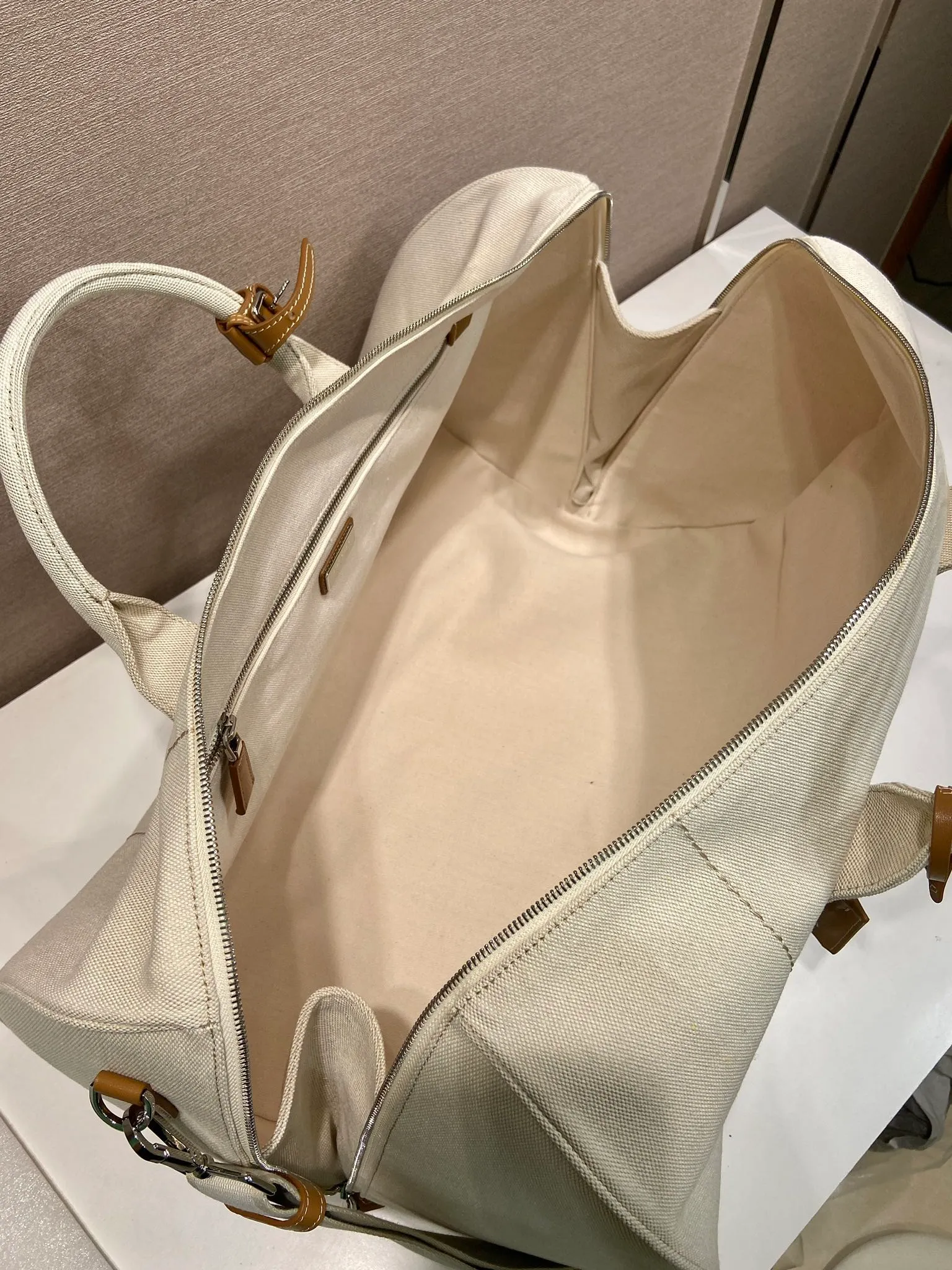 💰1360🎉New travel bag🎉2VC051🎉👌 This canvas travel bag tells a sporty style with its lightweight design and exquisite leather details. Roomy and versatile, it features a detachable shoulder strap and a tonal embroidered logo for unique detailing. The upper body effect is fashionable and handsome, hurry up and get it🎉🎉 Length 53x Height 32x Bottom 32cm🎉🎉🎉💰💰💰