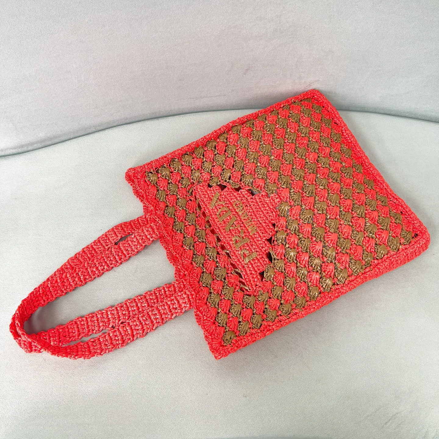 💰1160✨New product debut✨New product raffia beach bag 1BG393 Great choice for travel and vacation🏖️Handmade with raffia Light and natural material expresses summer mood Embroidered lettering triangle logo on the front with long exquisite shoulder handles Super large capacity and very light weight Wear-resistant, waterproof, durable and good-looking Can be carried by hand or on the shoulder The new favorite of fashion trendsetters Perfect details comparable to brick cabinets Super 5🌟review Size: 38*36*3cm orange/caramel color