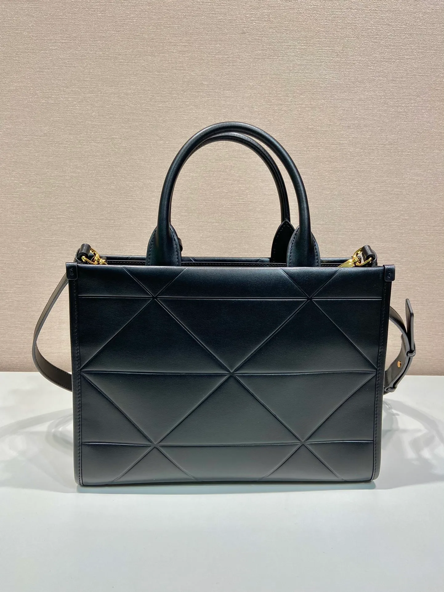 💰1800🎉 New Triangular Diamond Tote Bag 🎉 Tote Bag 🎉1BA379 Small/Long Shoulder Strap 🎉 This tote bag is made of imported calfskin, with a pure handmade triangular diamond design, and the mark is composed of an embossed triangle and a hardware mark. Interior compartment with zip pockets. Simple and elegant, full of fashion sense. Babies, hurry up and get started. 🎉🎉 Length 30x Height 23x Bottom 9cm🎉🎉🎉👏👏👏
