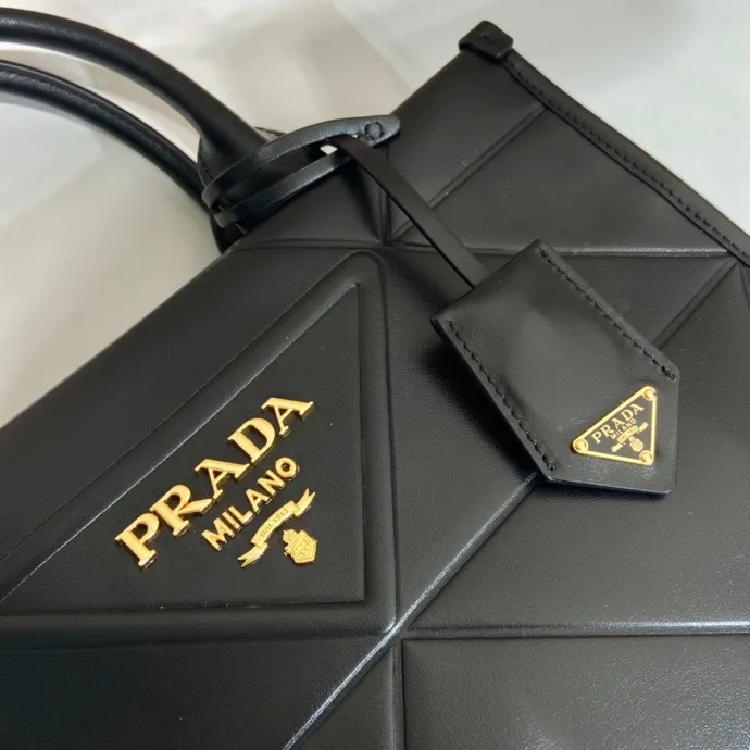 💰1800🎉 New Triangular Diamond Tote Bag 🎉 Tote Bag 🎉1BA379 Small/Long Shoulder Strap 🎉 This tote bag is made of imported calfskin, with a pure handmade triangular diamond design, and the mark is composed of an embossed triangle and a hardware mark. Interior compartment with zip pockets. Simple and elegant, full of fashion sense. Babies, hurry up and get started. 🎉🎉 Length 30x Height 23x Bottom 9cm🎉🎉🎉👏👏👏