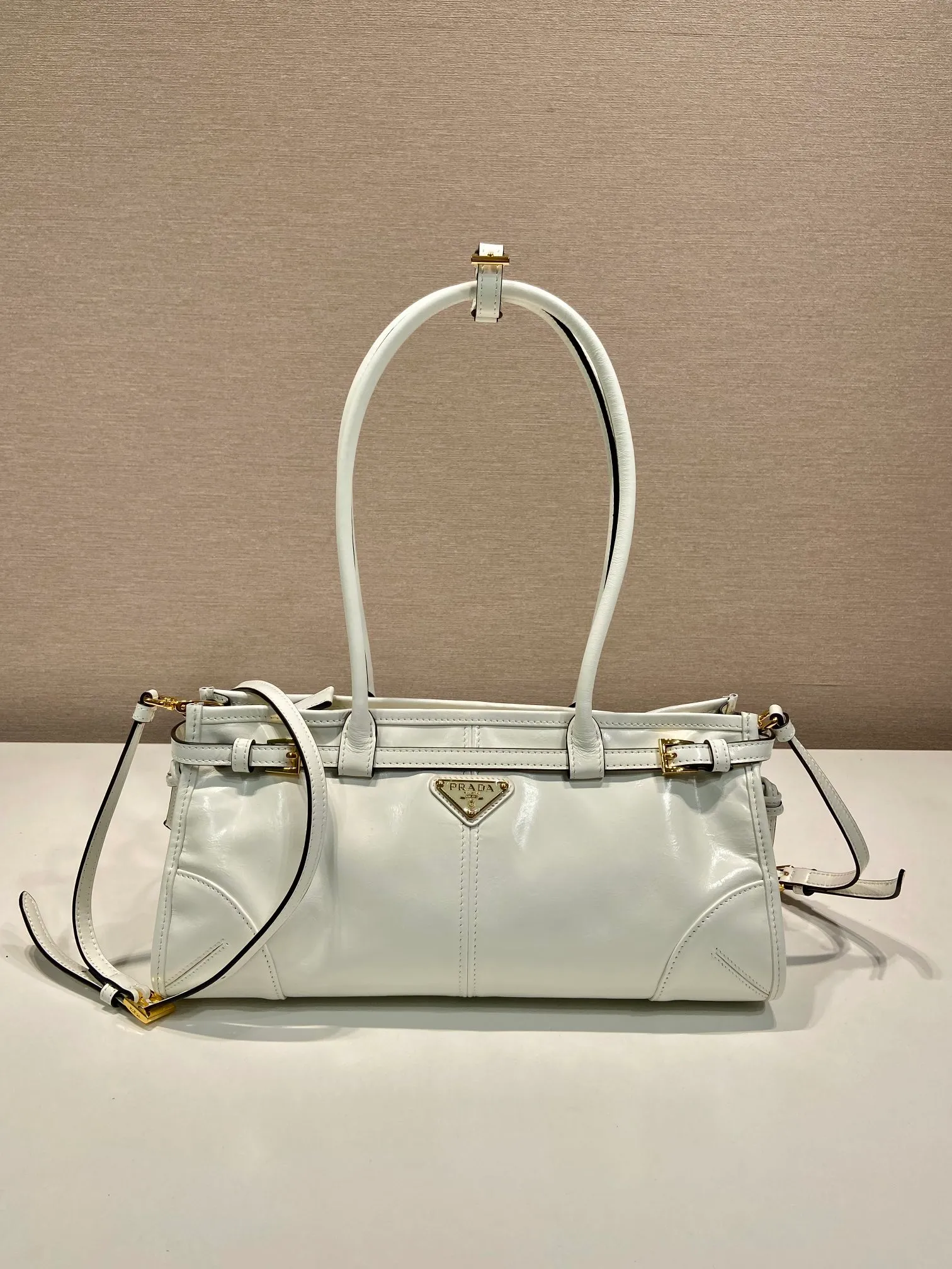 💰1840🎉LusSolf oil wax leather🎉1BA426 small new color🎉🎉 This hand-held crossbody bag is made of imported waxed leather. Its shiny color exudes a classic atmosphere. It is equipped with a detachable and adjustable long shoulder strap, which is convenient for matching on different occasions. It has a very large capacity and is easy to use. It is definitely a must-have for fashionistas. Hurry up and take this retro-style handbag home! Length 32x Height 15.5x Bottom 12cm🎉🎉🎉👏👏👏