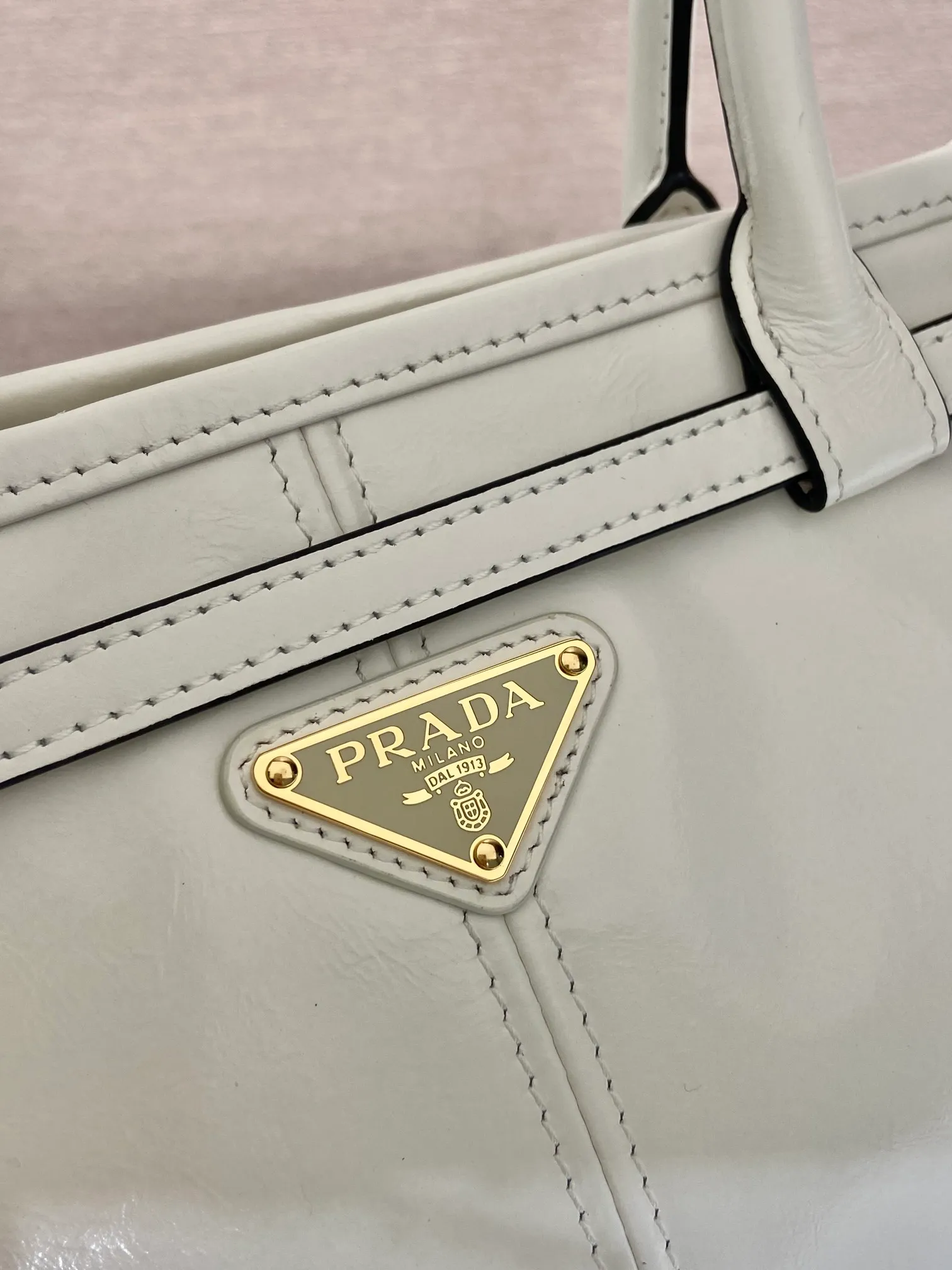 💰1840🎉LusSolf oil wax leather🎉1BA426 small new color🎉🎉 This hand-held crossbody bag is made of imported waxed leather. Its shiny color exudes a classic atmosphere. It is equipped with a detachable and adjustable long shoulder strap, which is convenient for matching on different occasions. It has a very large capacity and is easy to use. It is definitely a must-have for fashionistas. Hurry up and take this retro-style handbag home! Length 32x Height 15.5x Bottom 12cm🎉🎉🎉👏👏👏