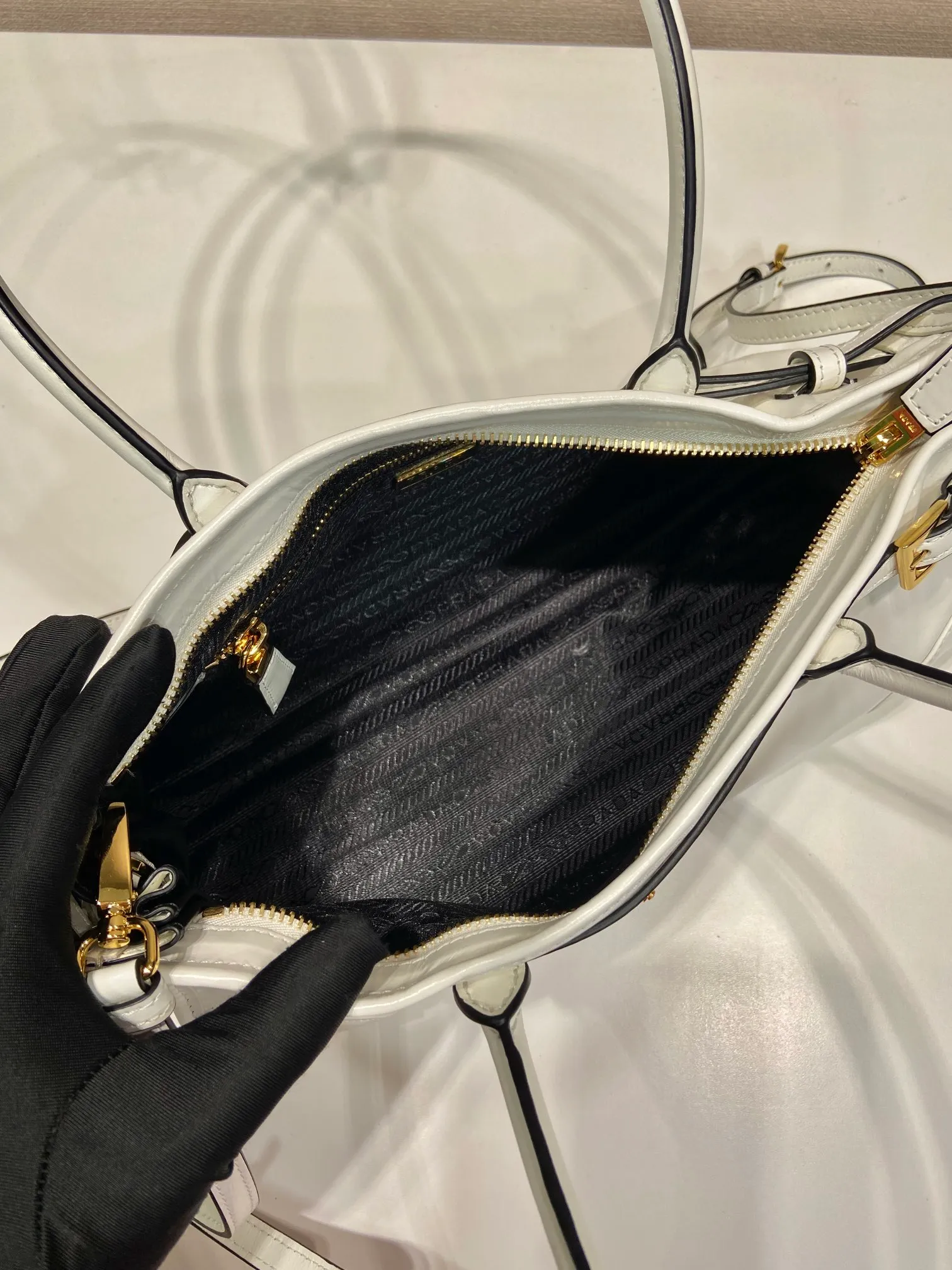 💰1840🎉LusSolf oil wax leather🎉1BA426 small new color🎉🎉 This hand-held crossbody bag is made of imported waxed leather. Its shiny color exudes a classic atmosphere. It is equipped with a detachable and adjustable long shoulder strap, which is convenient for matching on different occasions. It has a very large capacity and is easy to use. It is definitely a must-have for fashionistas. Hurry up and take this retro-style handbag home! Length 32x Height 15.5x Bottom 12cm🎉🎉🎉👏👏👏