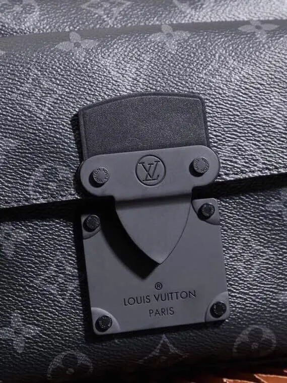 P¥940👉nfc dynamic chip version👈【Top inspection-free all-steel hardware】𝐒 𝐋𝐎𝐂𝐊 Messenger bag m45806 black flower French original leather🇫🇷Pure steel hardware Size: 22*18*8cm A hard-to-find messenger bag, tailor-made for men. The upper body effect is both explosive and very comfortable. It matches with different styles of daily wardrobe. It is super beautiful and grand. It seems low-key and not eye-catching, but the visual effect on the back will make your eyes shine! The capacity is also adequate, making it your first choice for daily travel, a strong hit!