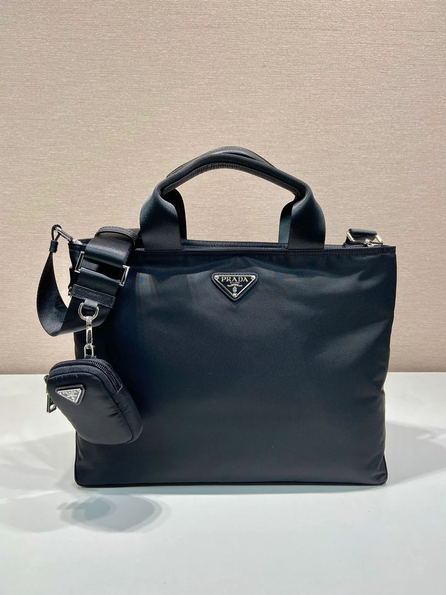 💰1060🎉Upgraded version/unisex briefcase🎉1BG876A🎉Original item, made of imported nylon fabric, equipped with detachable nylon long shoulder strap and bag, and can be carried by hand. This nylon bag is very lightweight in design and has a great upper body effect. It is exactly the briefcase that ladies have been looking for😘😘It has large space capacity, so hurry up and get it🎉🎉Unisex style, for men and women🙊🙊 Length 34x Height 26x Bottom 12cm 🎉🎉🎉💰💰