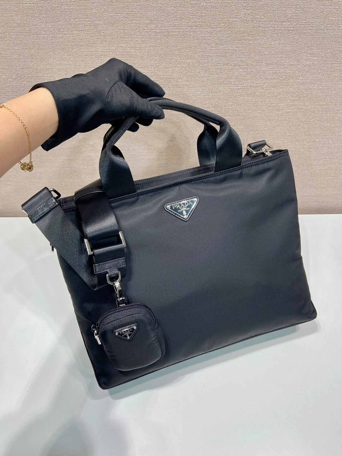 💰1060🎉Upgraded version/unisex briefcase🎉1BG876A🎉Original item, made of imported nylon fabric, equipped with detachable nylon long shoulder strap and bag, and can be carried by hand. This nylon bag is very lightweight in design and has a great upper body effect. It is exactly the briefcase that ladies have been looking for😘😘It has large space capacity, so hurry up and get it🎉🎉Unisex style, for men and women🙊🙊 Length 34x Height 26x Bottom 12cm 🎉🎉🎉💰💰