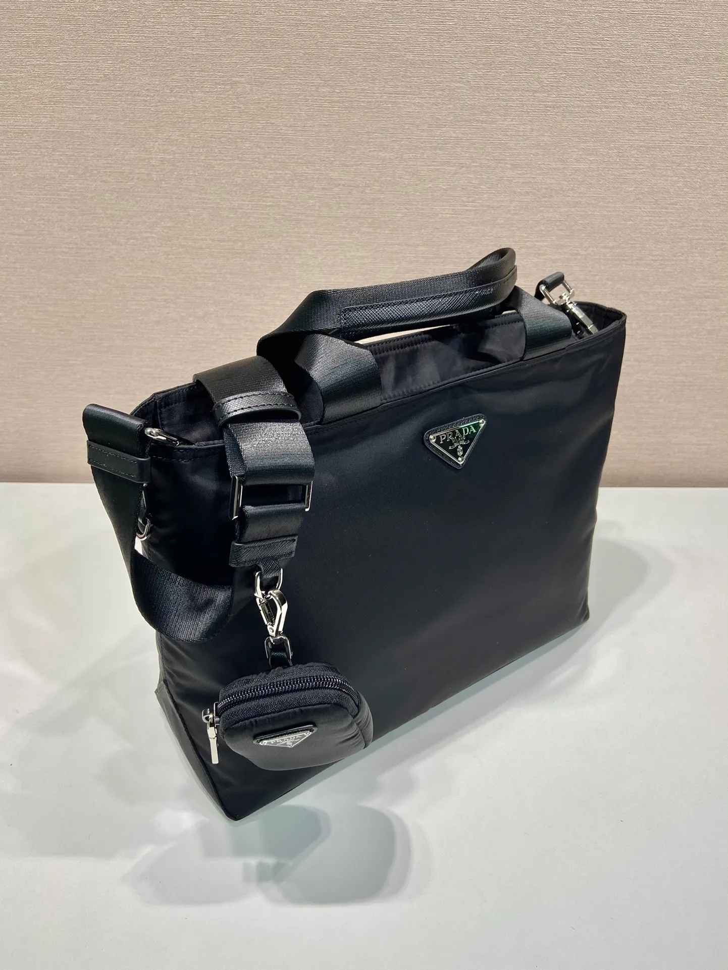 💰1060🎉Upgraded version/unisex briefcase🎉1BG876A🎉Original item, made of imported nylon fabric, equipped with detachable nylon long shoulder strap and bag, and can be carried by hand. This nylon bag is very lightweight in design and has a great upper body effect. It is exactly the briefcase that ladies have been looking for😘😘It has large space capacity, so hurry up and get it🎉🎉Unisex style, for men and women🙊🙊 Length 34x Height 26x Bottom 12cm 🎉🎉🎉💰💰
