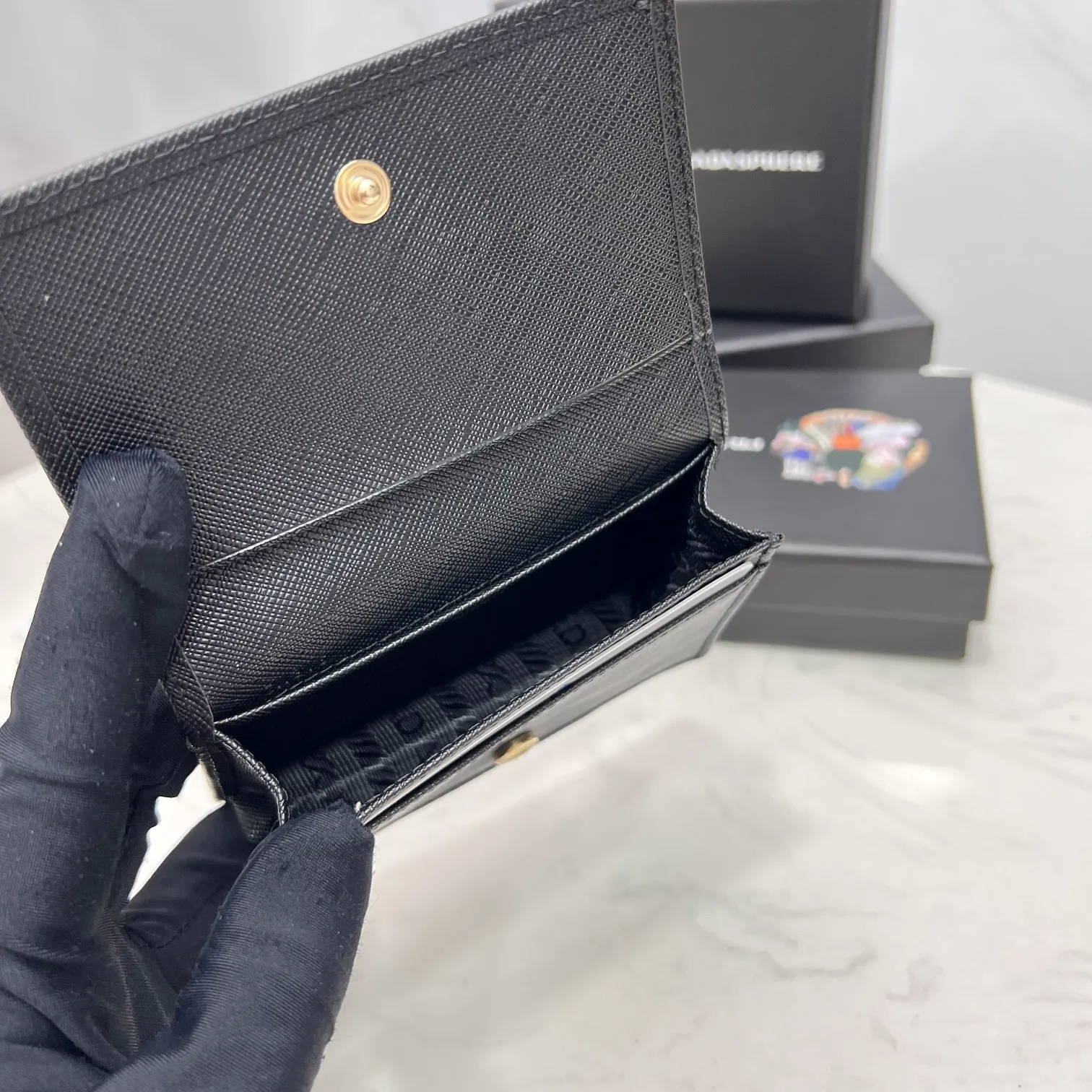 Batch 150 PRADA👏👏Hot-selling men’s card holder💼The latest style at the counter, synchronized with the official website, genuine product development, Italian top-quality original single cross-grain cowhide with excellent texture, threaded lining and imported hardware accessories! Exquisite routing is even and neat, oil edges are smooth, number: ML205, size: length 11cm, height 6.5cm, color: red, black, plum red, blue, pink