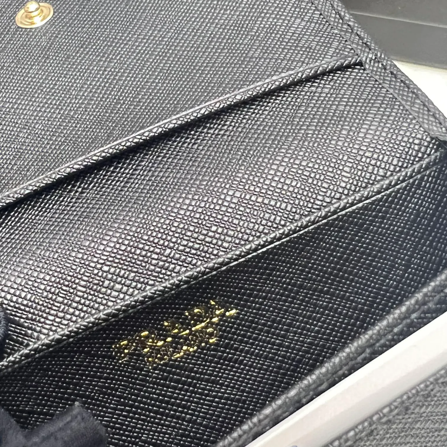 Batch 150 PRADA👏👏Hot-selling men’s card holder💼The latest style at the counter, synchronized with the official website, genuine product development, Italian top-quality original single cross-grain cowhide with excellent texture, threaded lining and imported hardware accessories! Exquisite routing is even and neat, oil edges are smooth, number: ML205, size: length 11cm, height 6.5cm, color: red, black, plum red, blue, pink