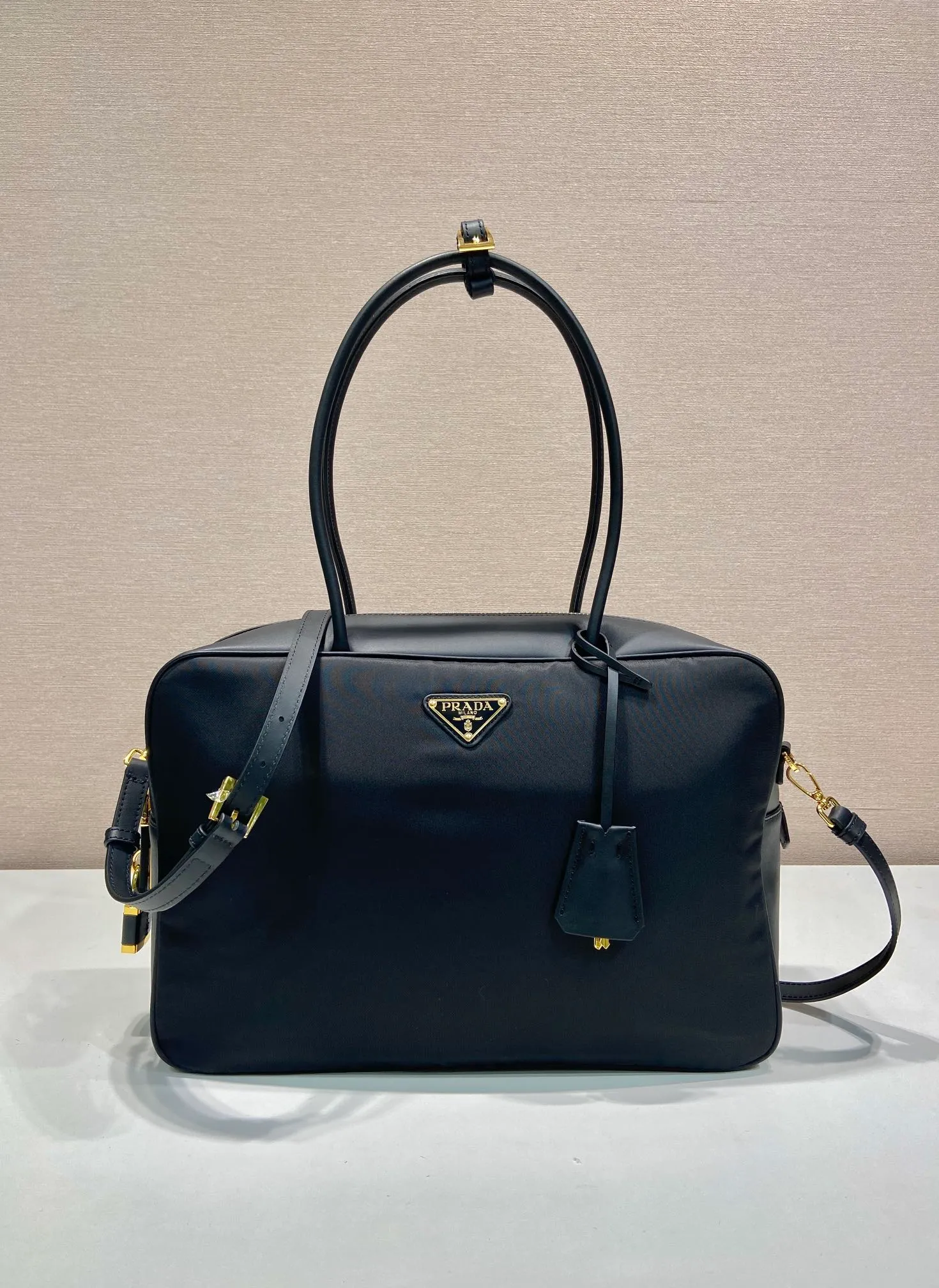 💰1360🎉Lock Bag🎉1BB131 Large🎉🎉 This Tessuto Tocker handbag has a crisp and compact shape. It is made of regenerated nylon (Re-Nylon) and imported calfskin. It is equipped with a detachable long shoulder strap, which is exquisite and elegant. Finished with metal hardware, a zipper and favorite padlock closure add a chic touch. It has a large capacity and space, and it is a popular model that will always be popular🎉Hurry up and get it🎉🎉 Length 34x Height 23x Bottom 10cm🎉🎉🎉👏👏👏