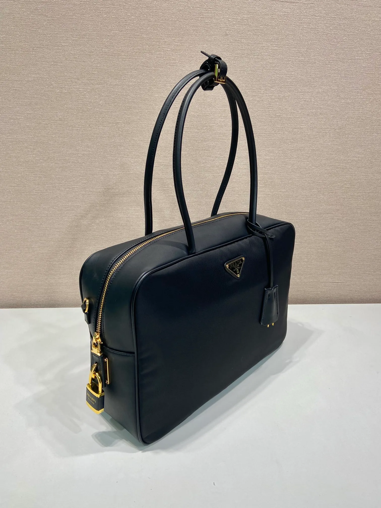 💰1360🎉Lock Bag🎉1BB131 Large🎉🎉 This Tessuto Tocker handbag has a crisp and compact shape. It is made of regenerated nylon (Re-Nylon) and imported calfskin. It is equipped with a detachable long shoulder strap, which is exquisite and elegant. Finished with metal hardware, a zipper and favorite padlock closure add a chic touch. It has a large capacity and space, and it is a popular model that will always be popular🎉Hurry up and get it🎉🎉 Length 34x Height 23x Bottom 10cm🎉🎉🎉👏👏👏