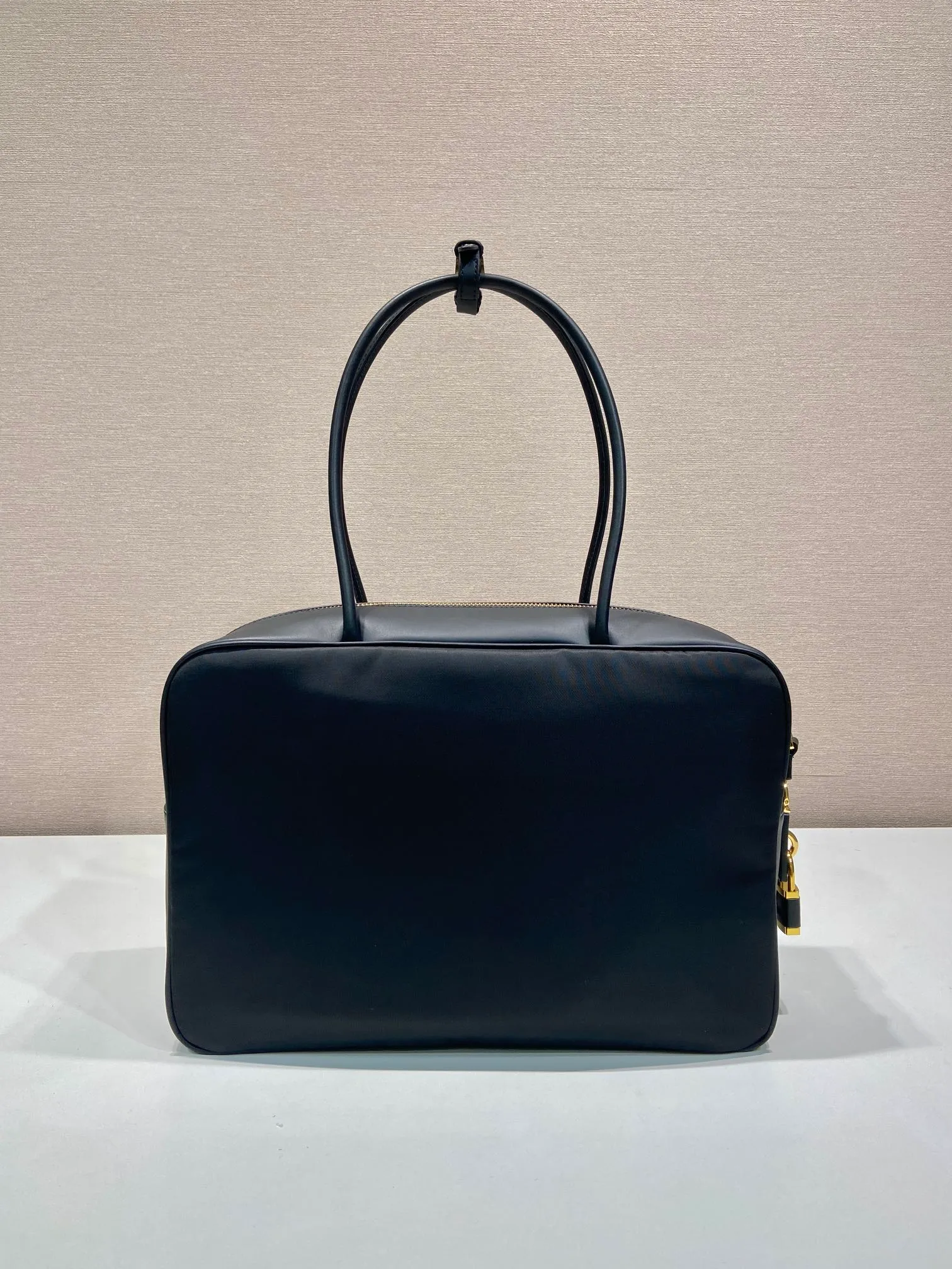 💰1360🎉Lock Bag🎉1BB131 Large🎉🎉 This Tessuto Tocker handbag has a crisp and compact shape. It is made of regenerated nylon (Re-Nylon) and imported calfskin. It is equipped with a detachable long shoulder strap, which is exquisite and elegant. Finished with metal hardware, a zipper and favorite padlock closure add a chic touch. It has a large capacity and space, and it is a popular model that will always be popular🎉Hurry up and get it🎉🎉 Length 34x Height 23x Bottom 10cm🎉🎉🎉👏👏👏